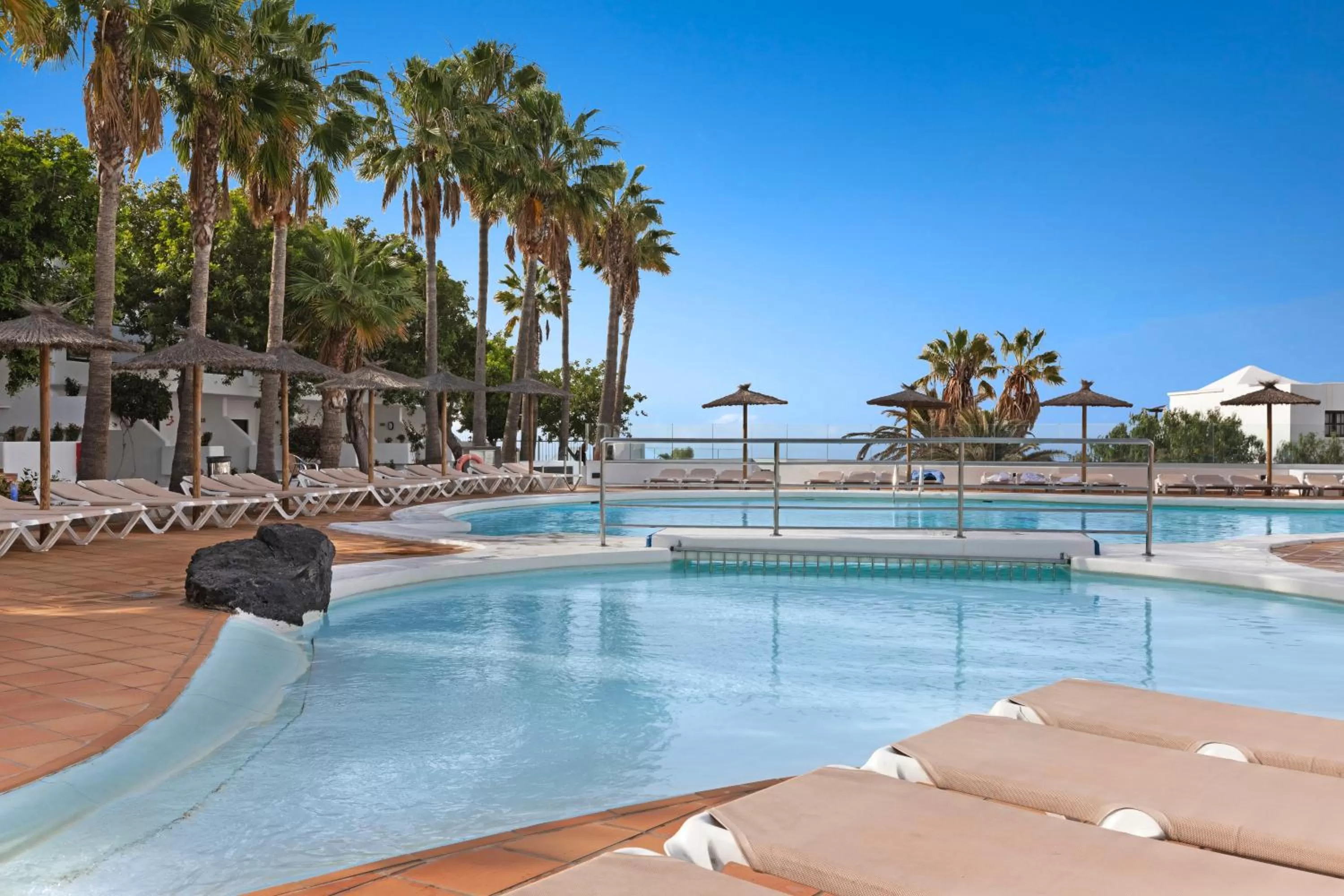 Swimming pool in Hotel THB Flora