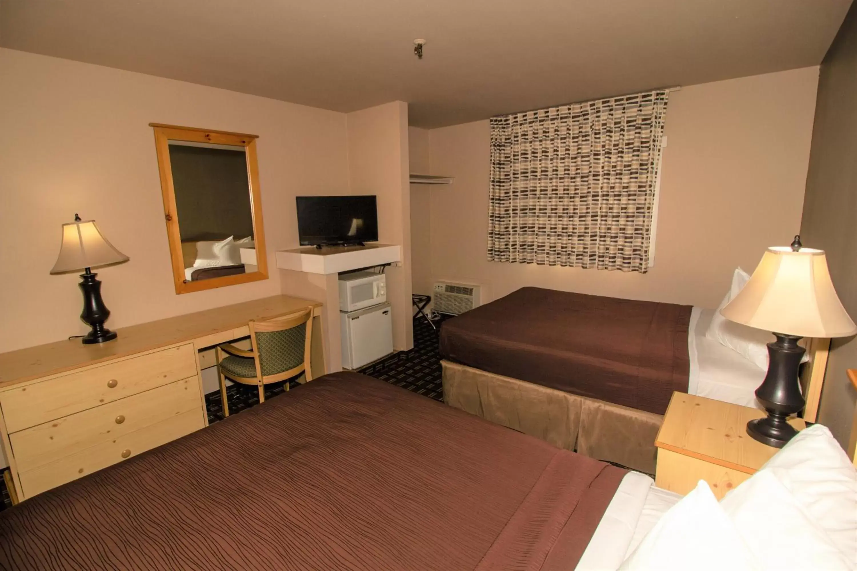 Bedroom, Bed in FairBridge Inn - Coeur d'Alene