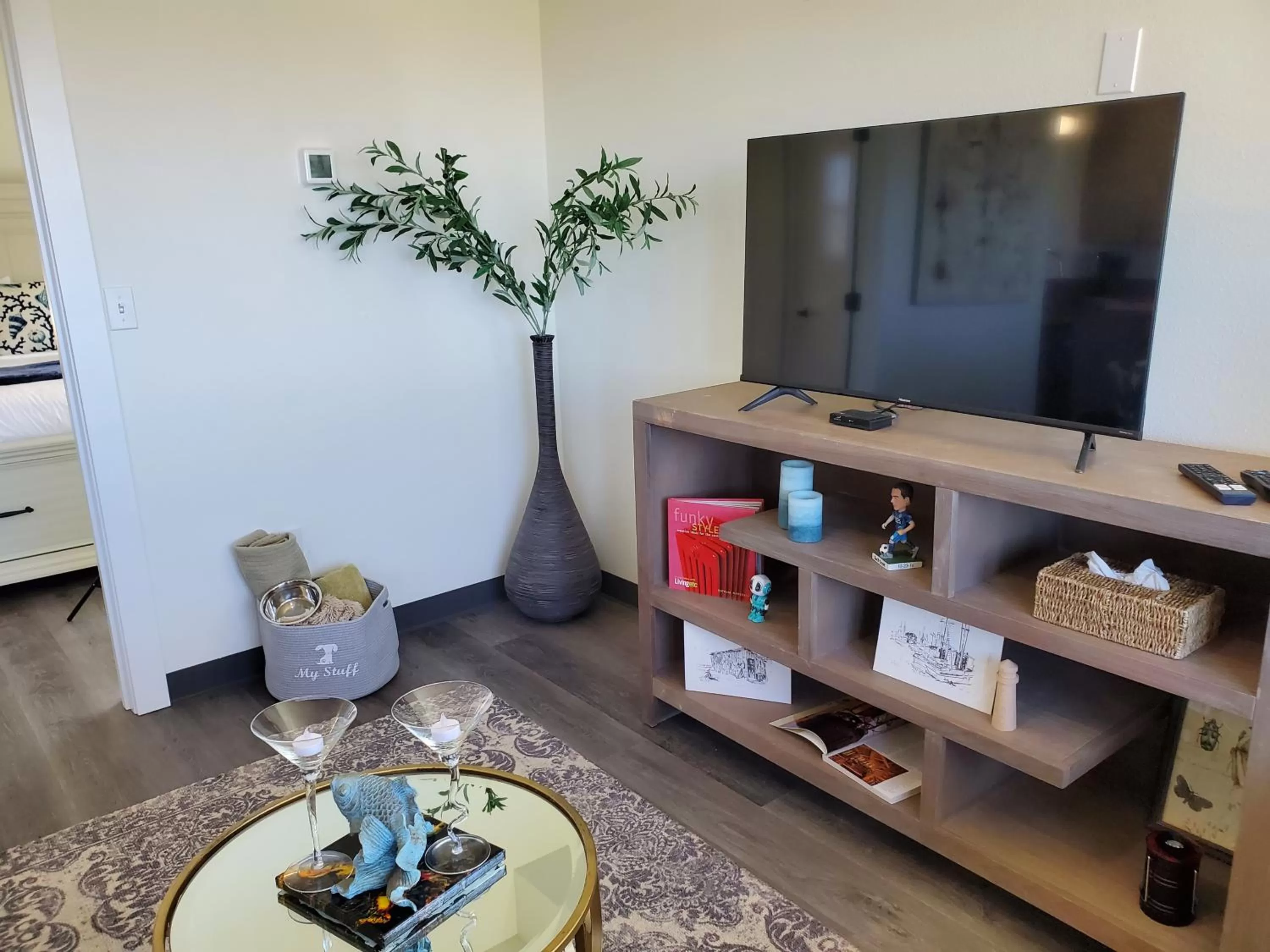 Bed, TV/Entertainment Center in Moonstone Beach Motel