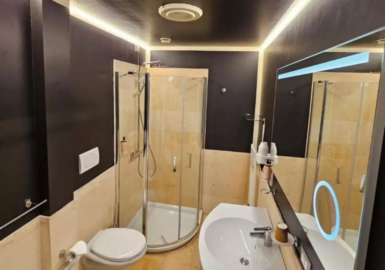 Shower, Bathroom in Mercure Rimini Lungomare