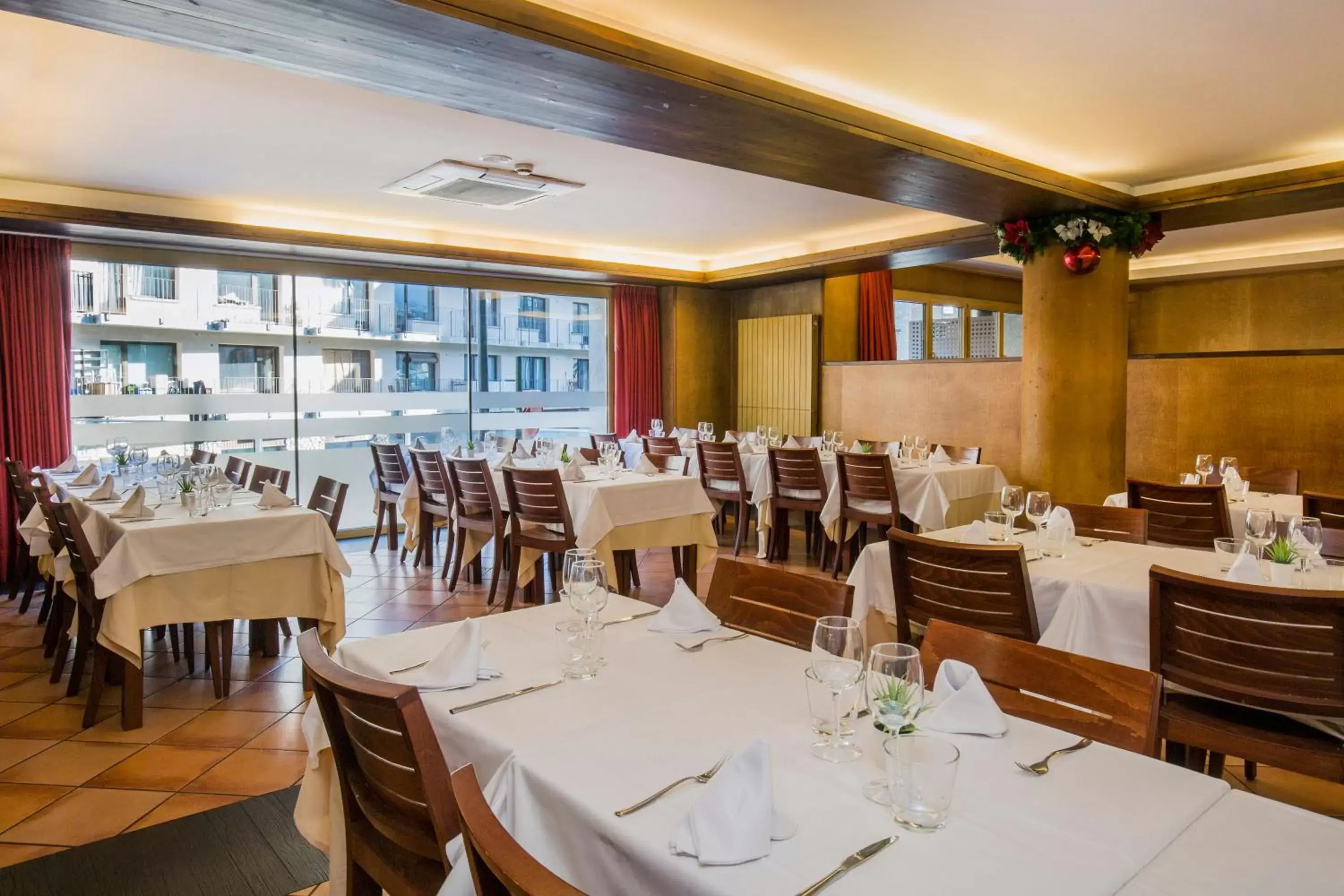 Lounge or bar, Restaurant/Places to Eat in Hotel Màgic Ski