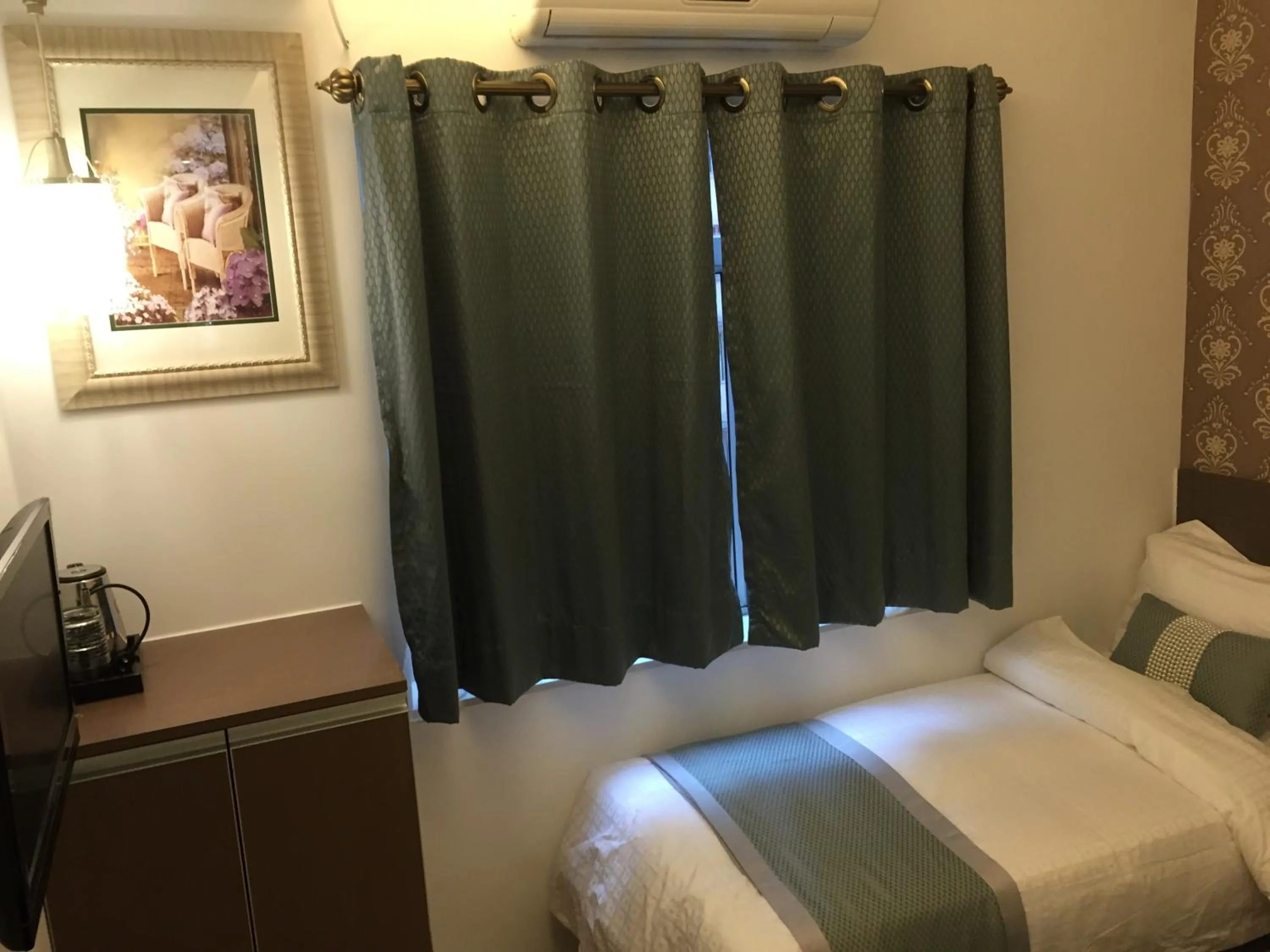 Bed in Seasons Hotel - Causeway Bay