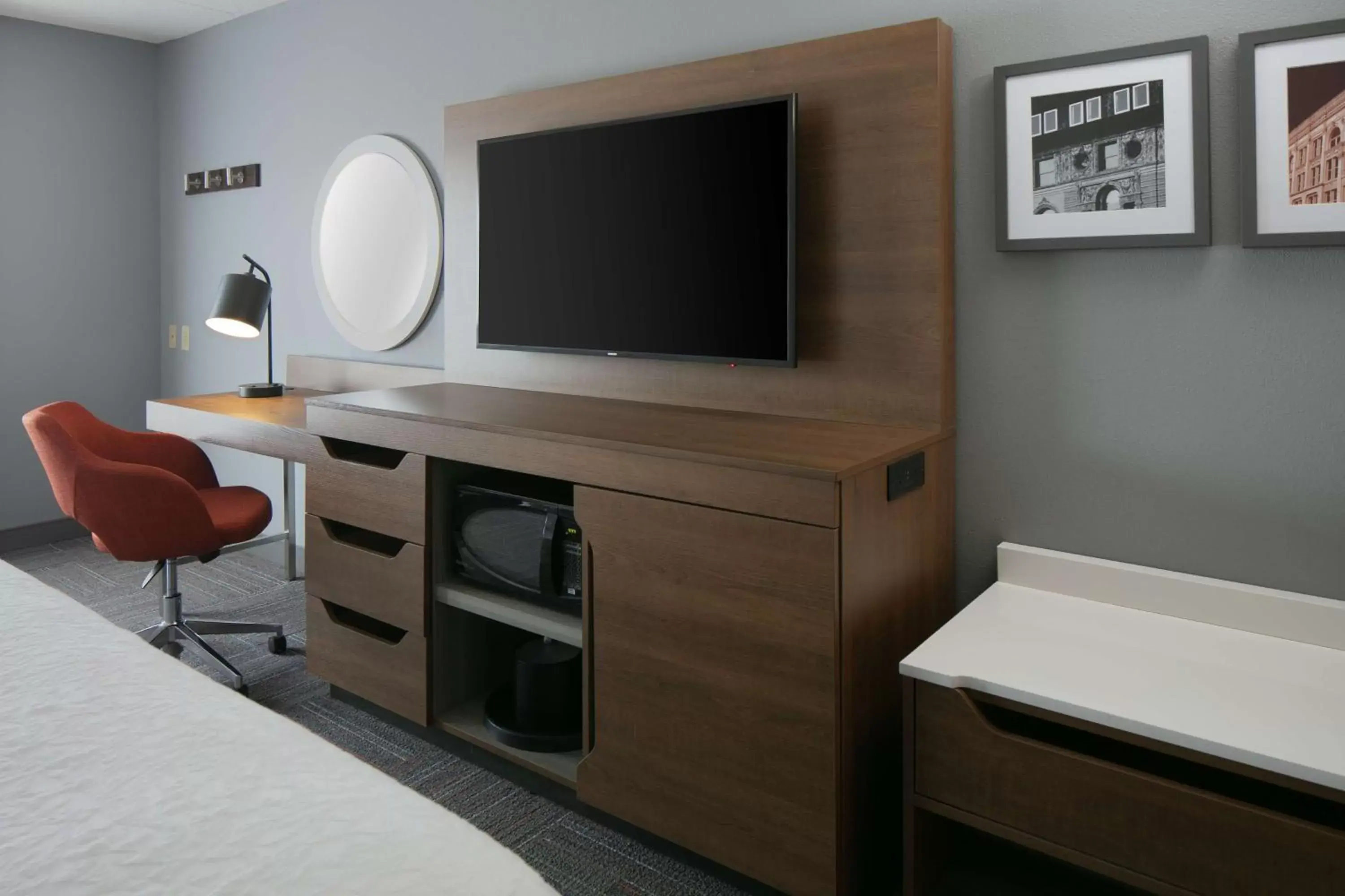 Bedroom, TV/Entertainment Center in Hampton Inn Dubuque