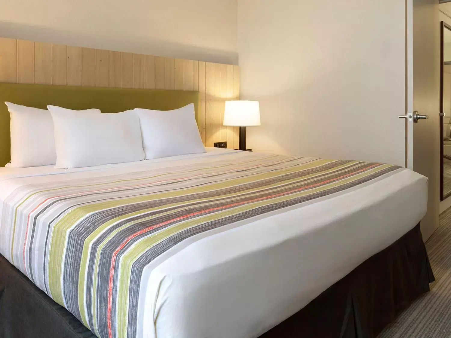 Bed in Country Inn & Suites by Radisson, Washington at Meadowlands, PA