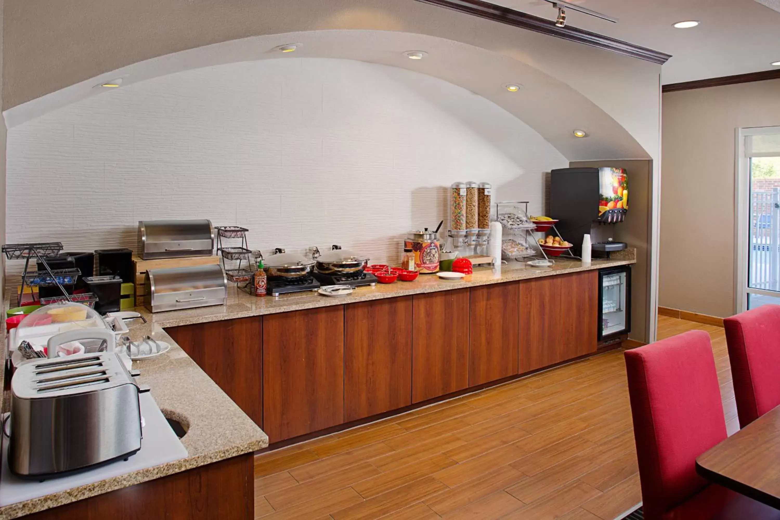 Breakfast, Kitchen/Kitchenette in TownePlace Suites by Marriott Fayetteville N / Springdale
