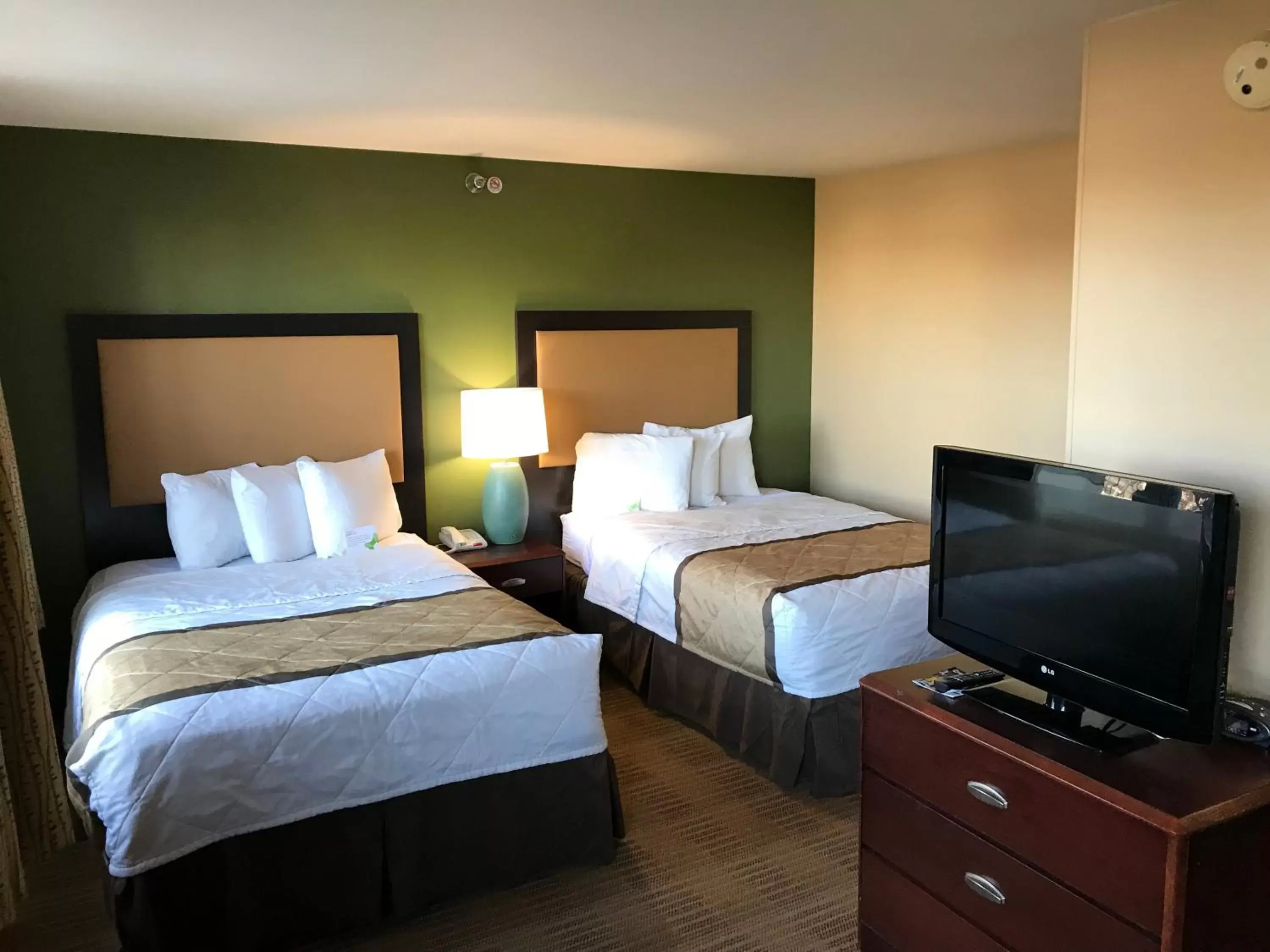 Bed in Extended Stay America Suites - Detroit - Auburn Hills - Featherstone Rd