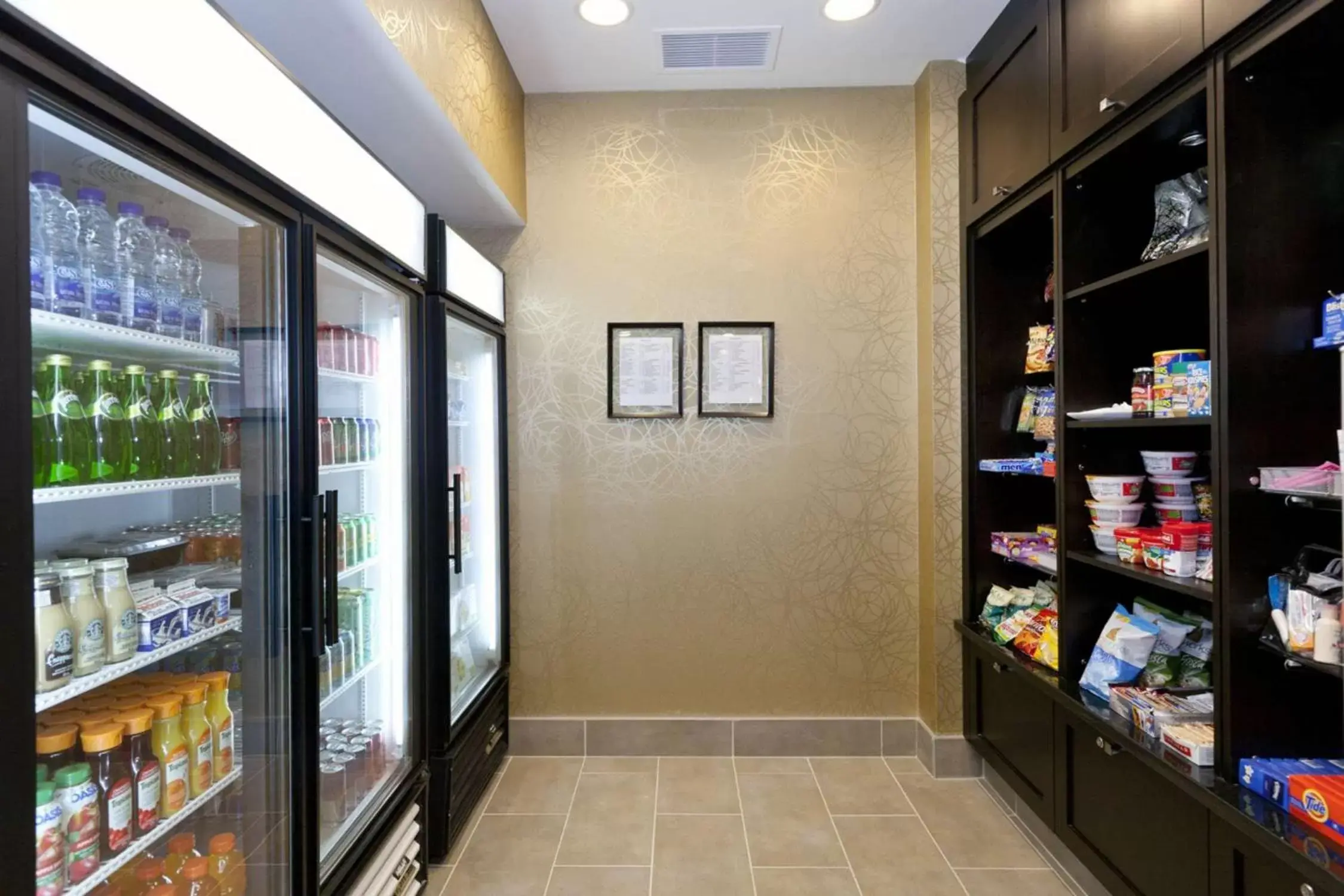 Dining area, Supermarket/Shops in Hilton Garden Inn Toronto/Brampton