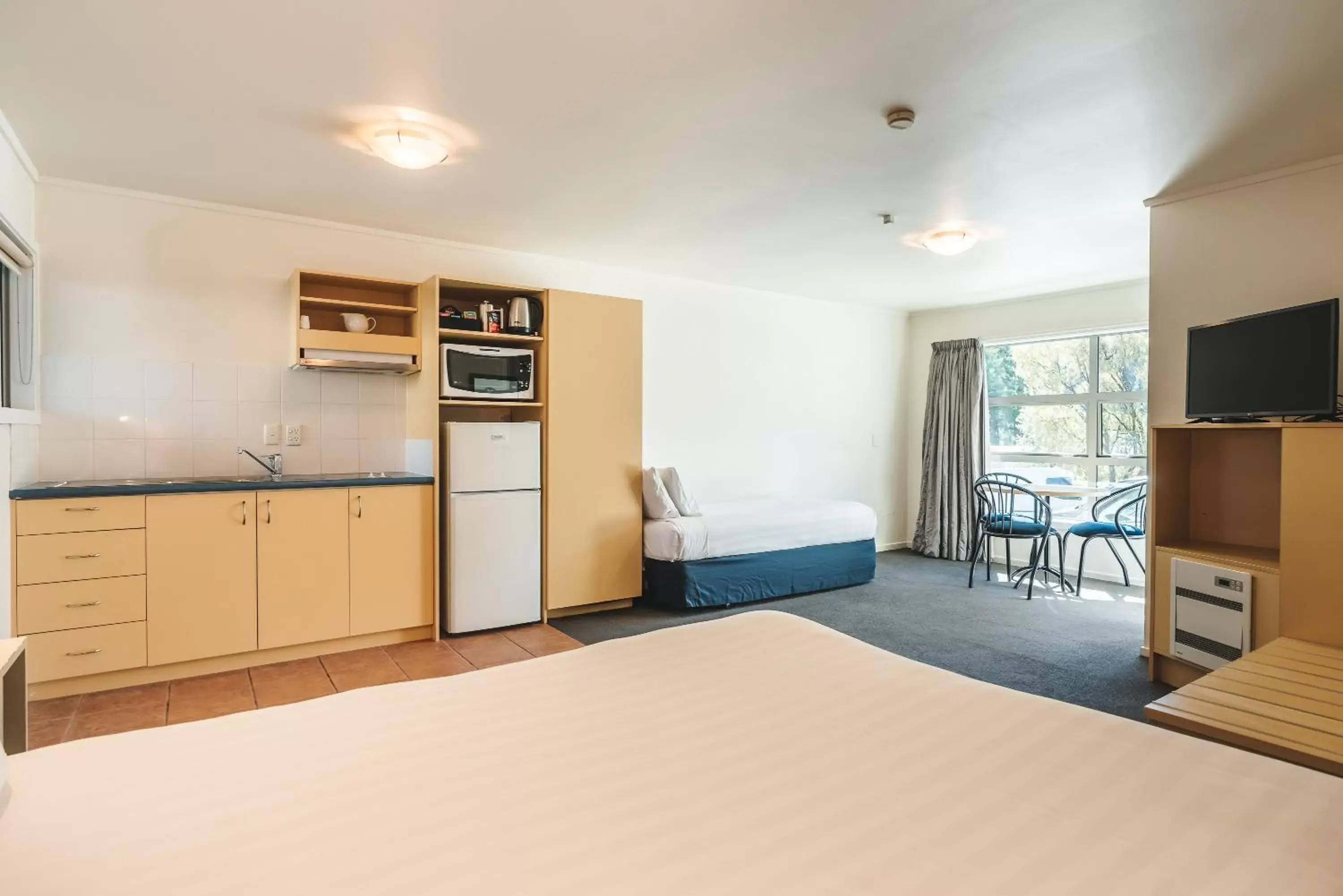 Bedroom, Kitchen/Kitchenette in Blue Peaks Lodge
