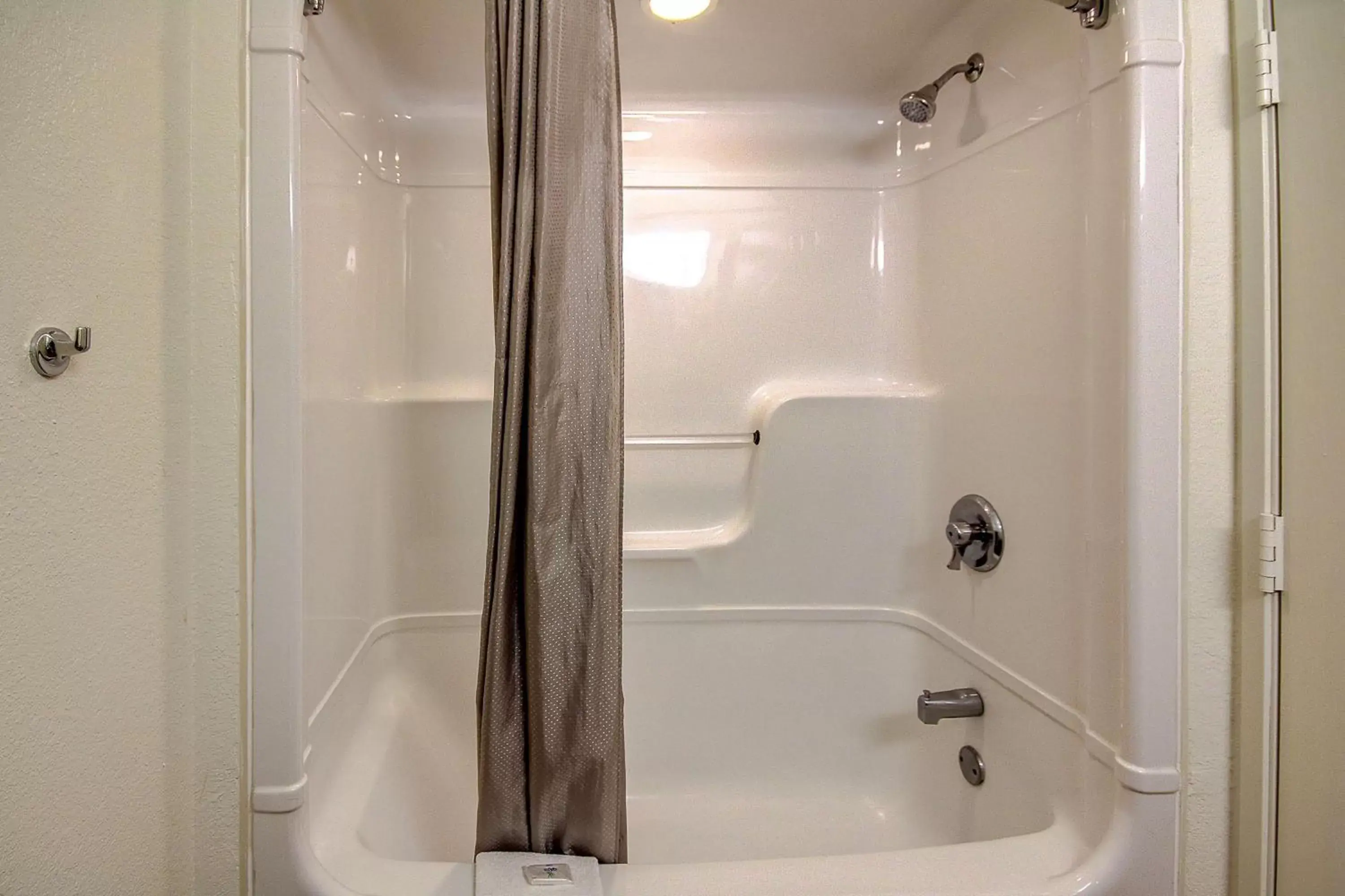 Shower, Bathroom in Motel 6-King Of Prussia, PA - Philadelphia