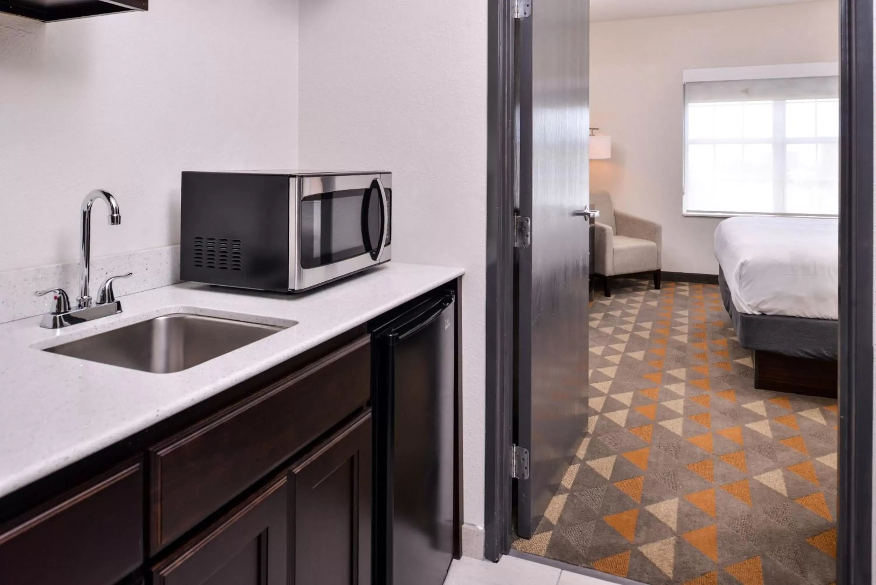 Photo of the whole room, Kitchen/Kitchenette in Holiday Inn and Suites Addison, an IHG Hotel