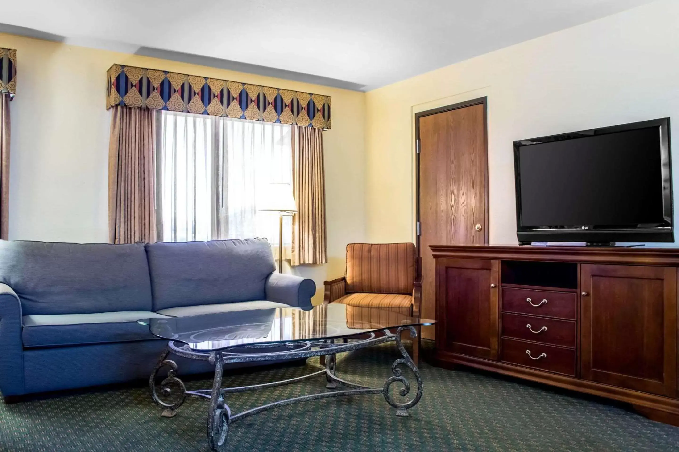 Photo of the whole room, TV/Entertainment Center in Quality Inn Wickenburg