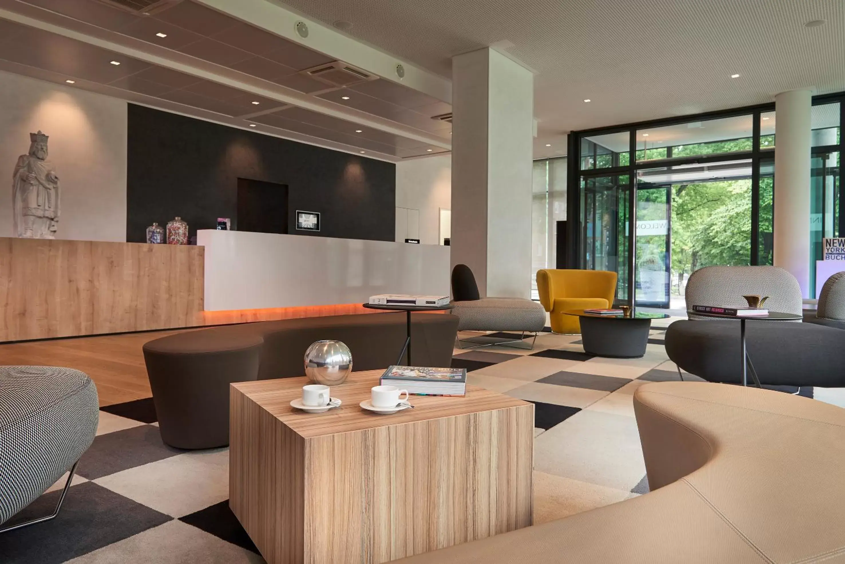 Lobby or reception in INNSiDE by Meliá Aachen