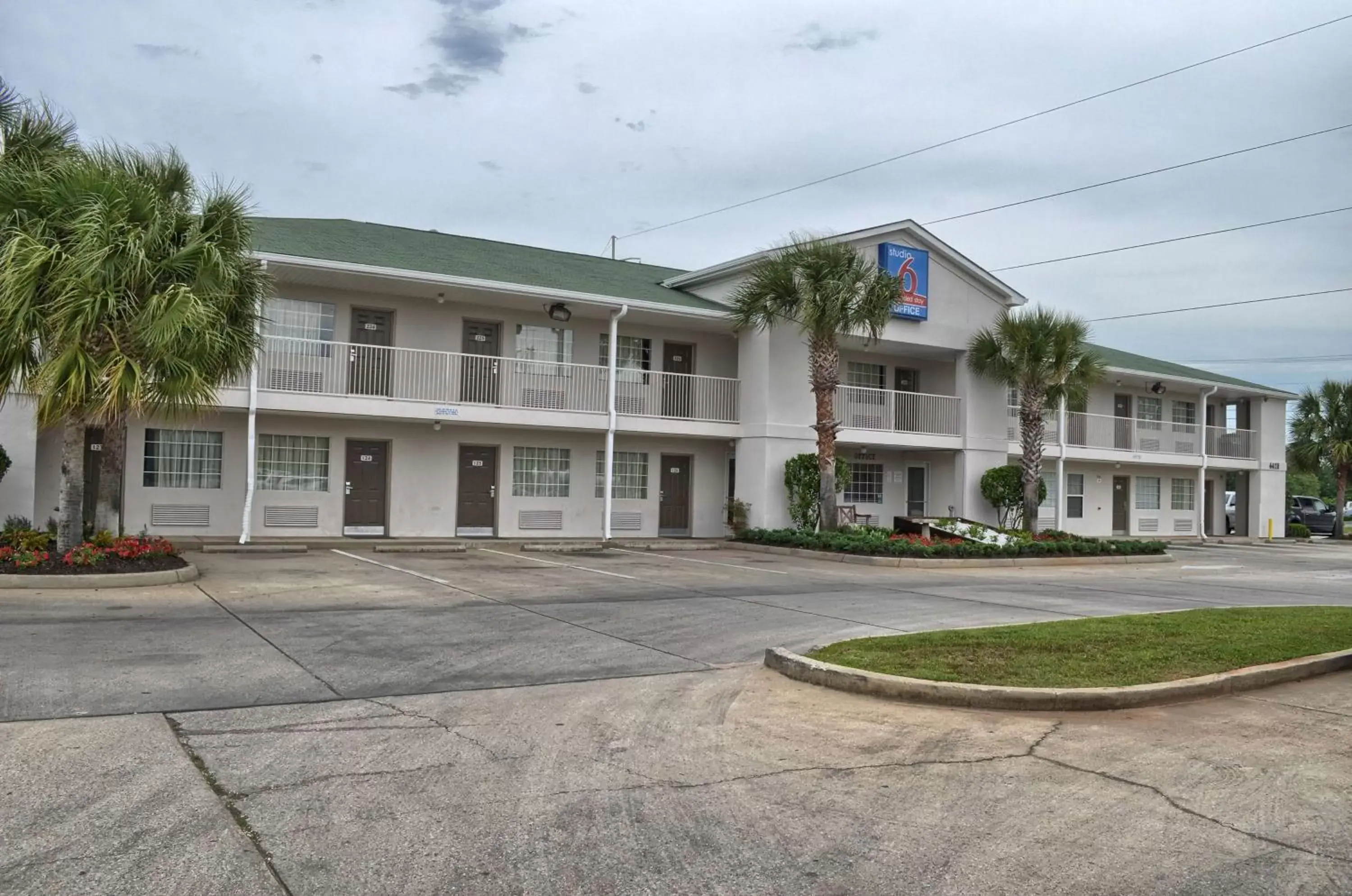 Property Building in Studio 6-Pascagoula, MS