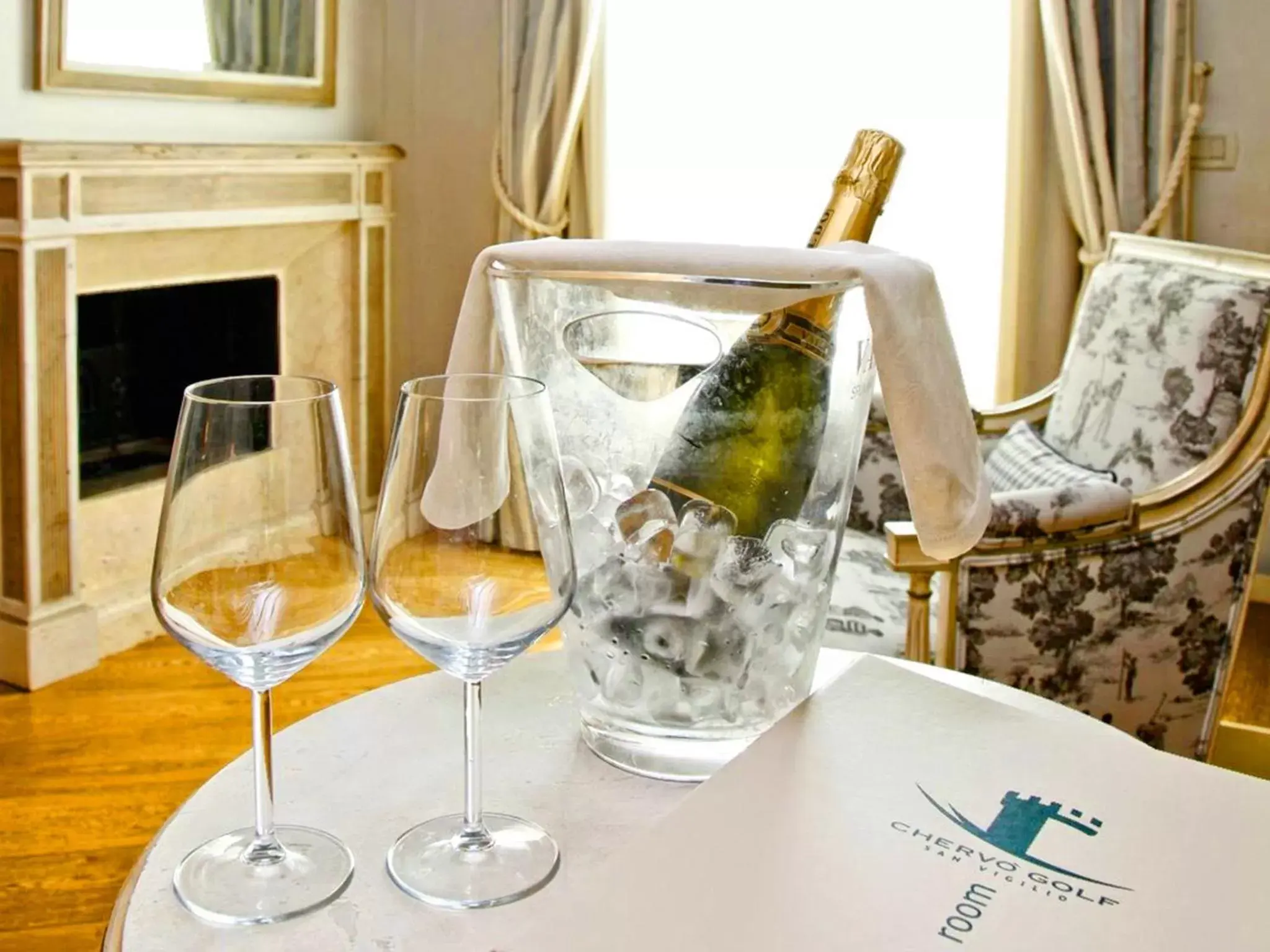 Seating area, Drinks in Chervò Golf Hotel Spa, Resort & Apartment San Vigilio