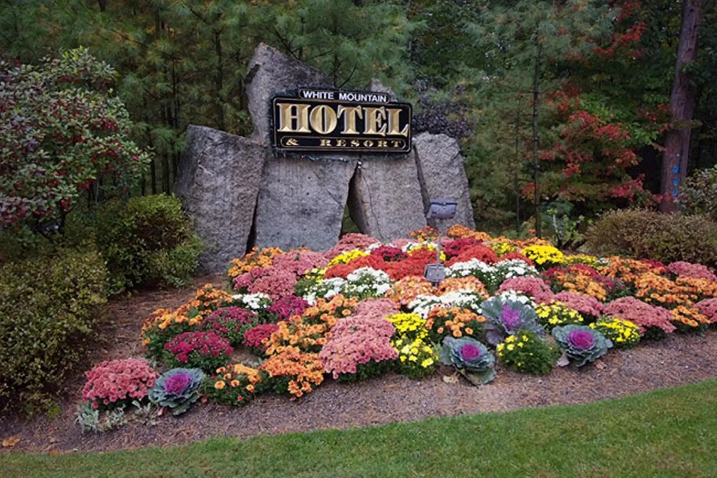 Garden in White Mountain Hotel and Resort