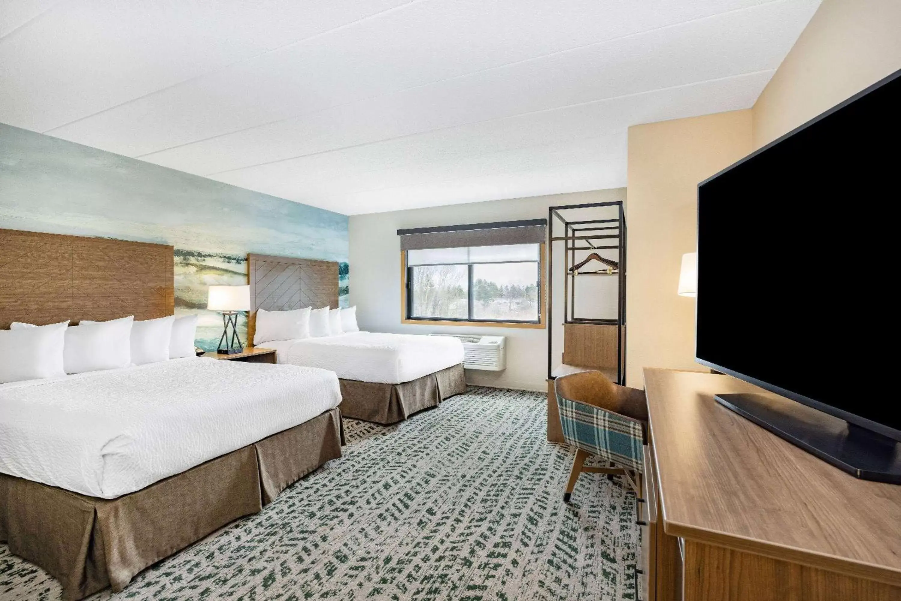 Photo of the whole room, TV/Entertainment Center in AmericInn by Wyndham Duluth South Proctor Black Woods Event Ctr