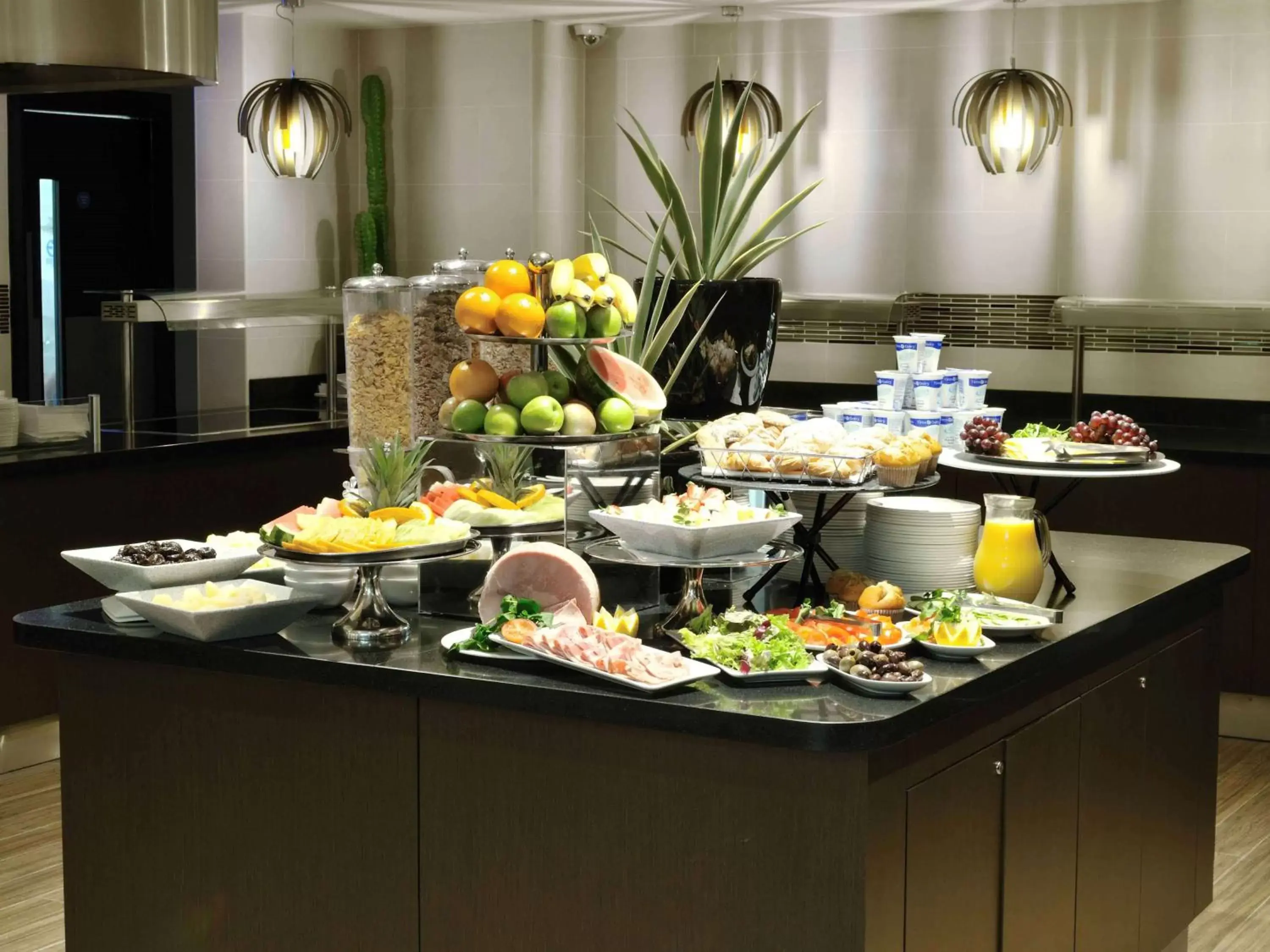 Restaurant/places to eat in DoubleTree By Hilton London - West End