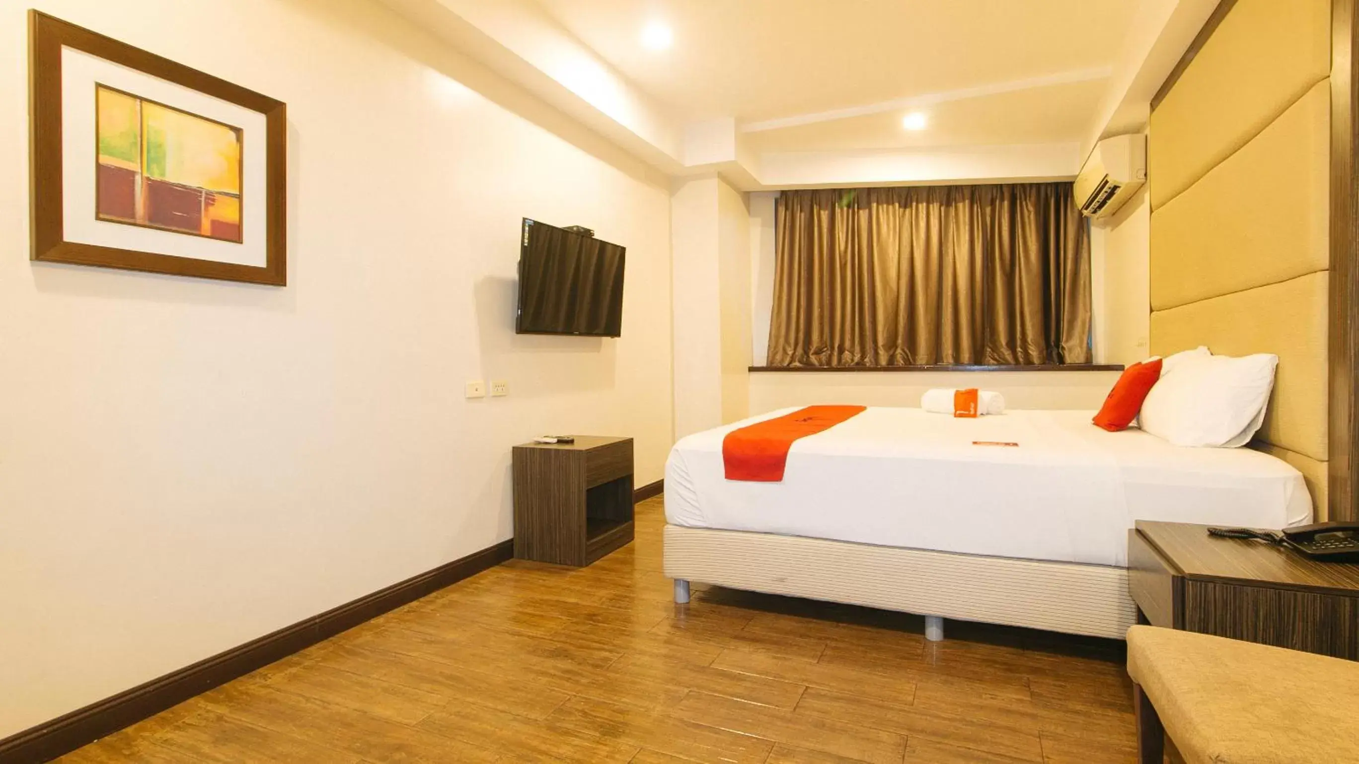 Bed in RedDoorz Premium @ West Avenue Quezon City