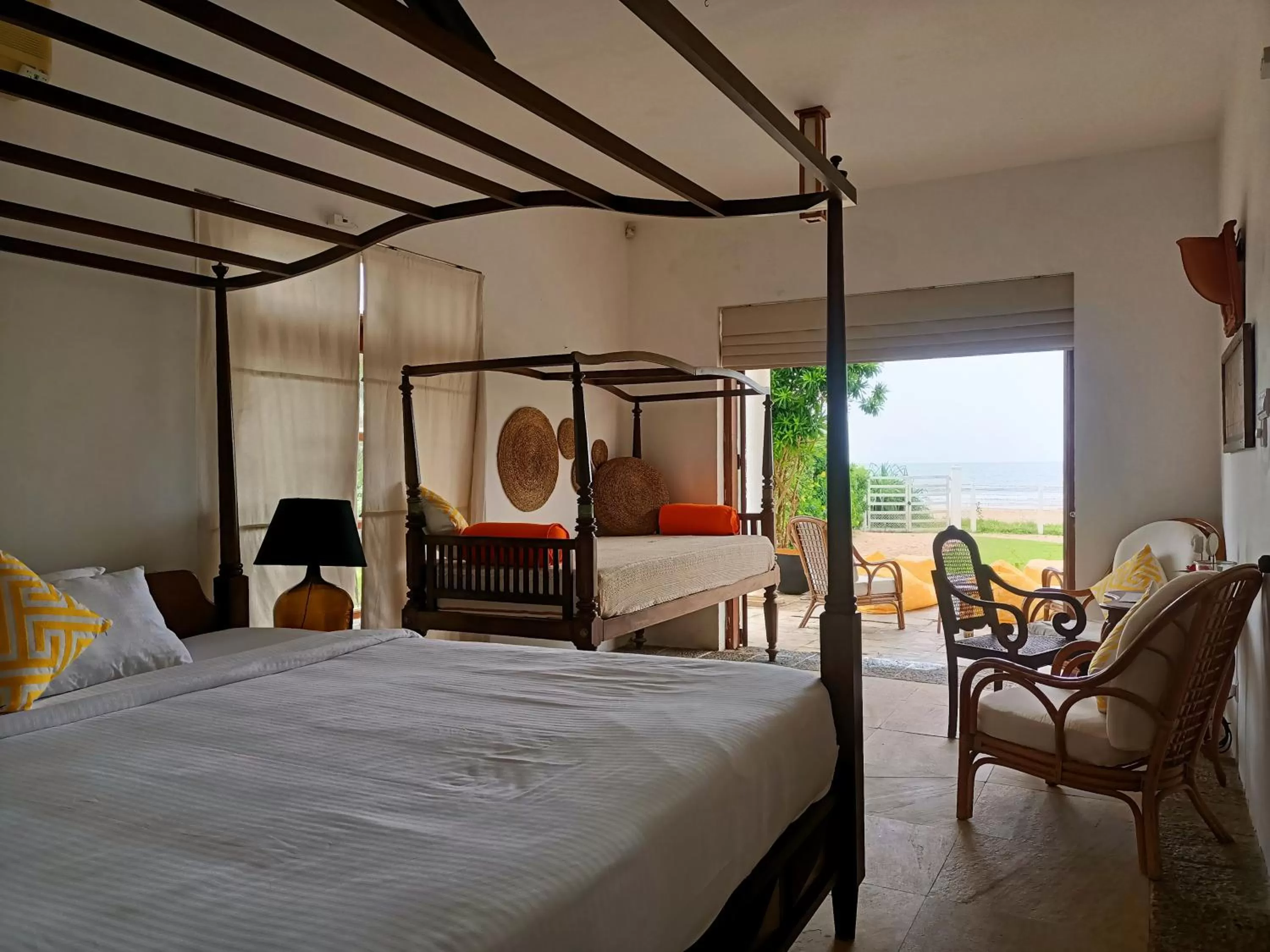 Sānti Beach House with pool & beach