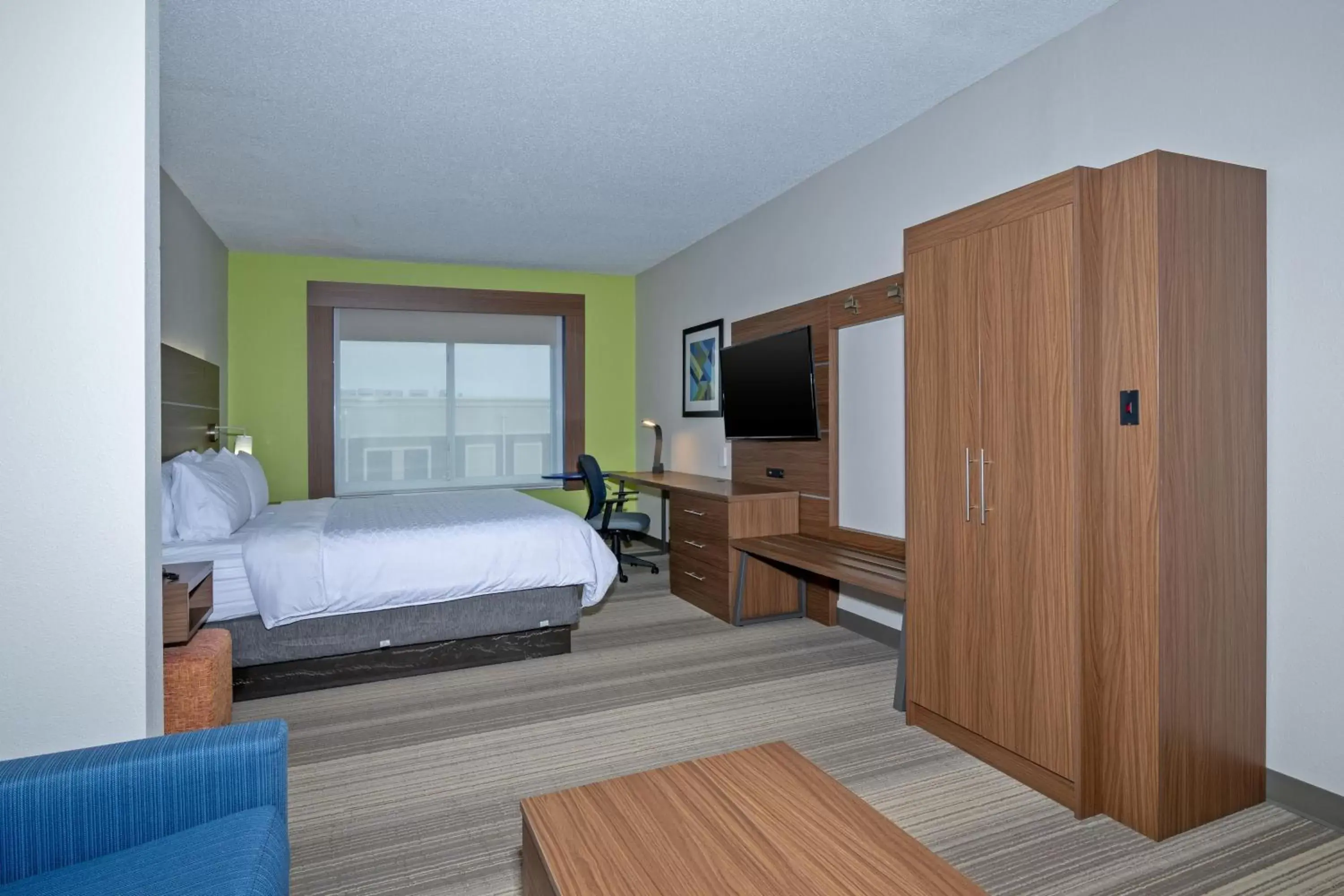 Bedroom, TV/Entertainment Center in Holiday Inn Express Hotel & Suites Woodbridge, an IHG Hotel