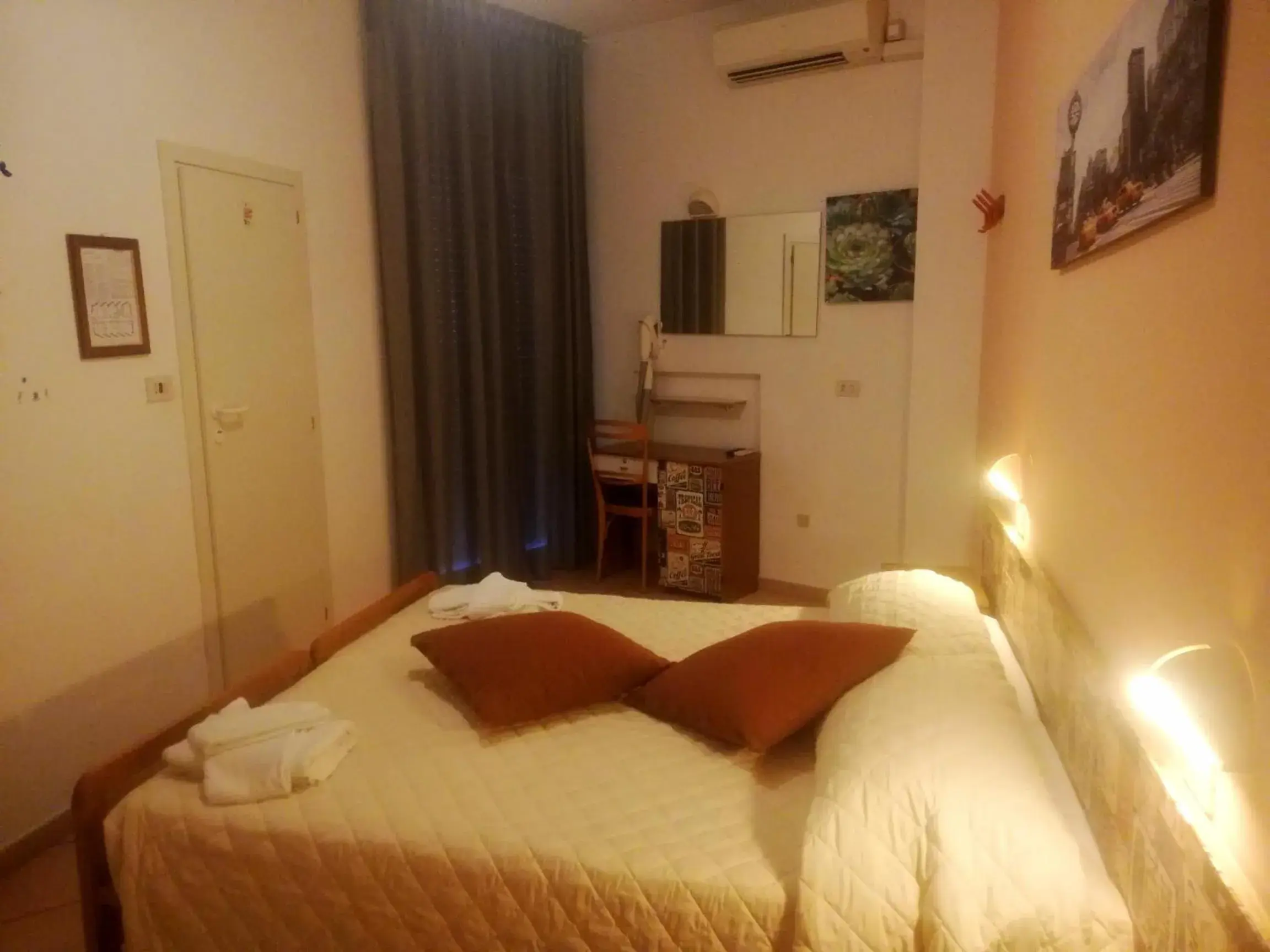 Bed in Hotel Galles Rimini