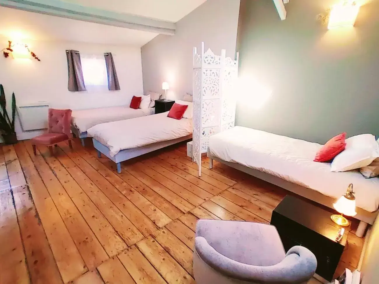 Photo of the whole room, Bed in La maison botanique