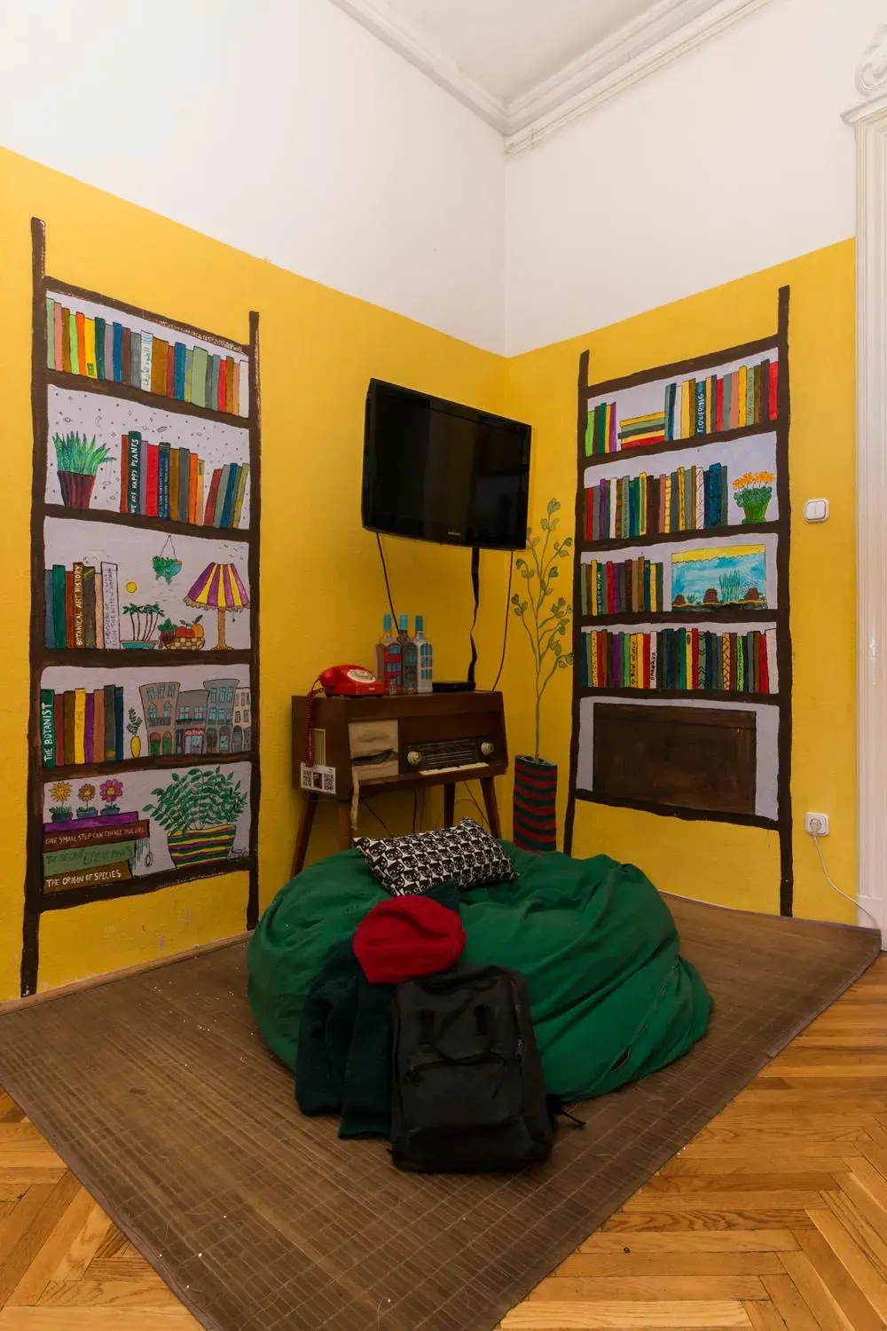 Communal lounge/ TV room, Library in Baroque Hostel & Coworking