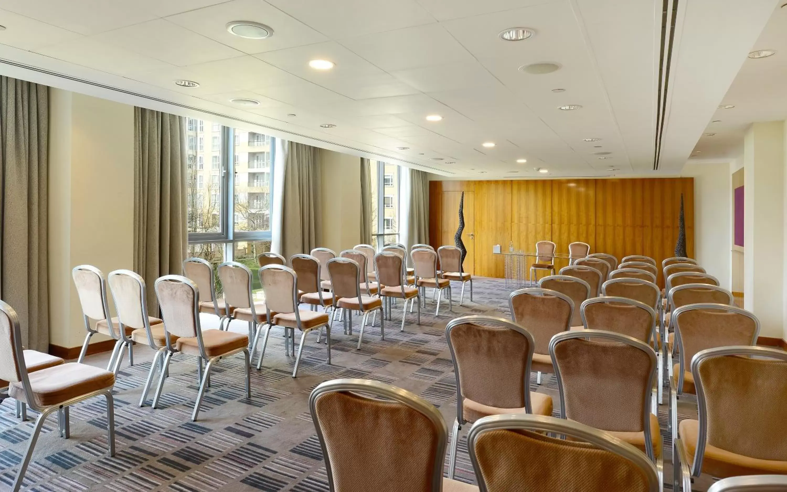 Business facilities in Canary Riverside Plaza Hotel