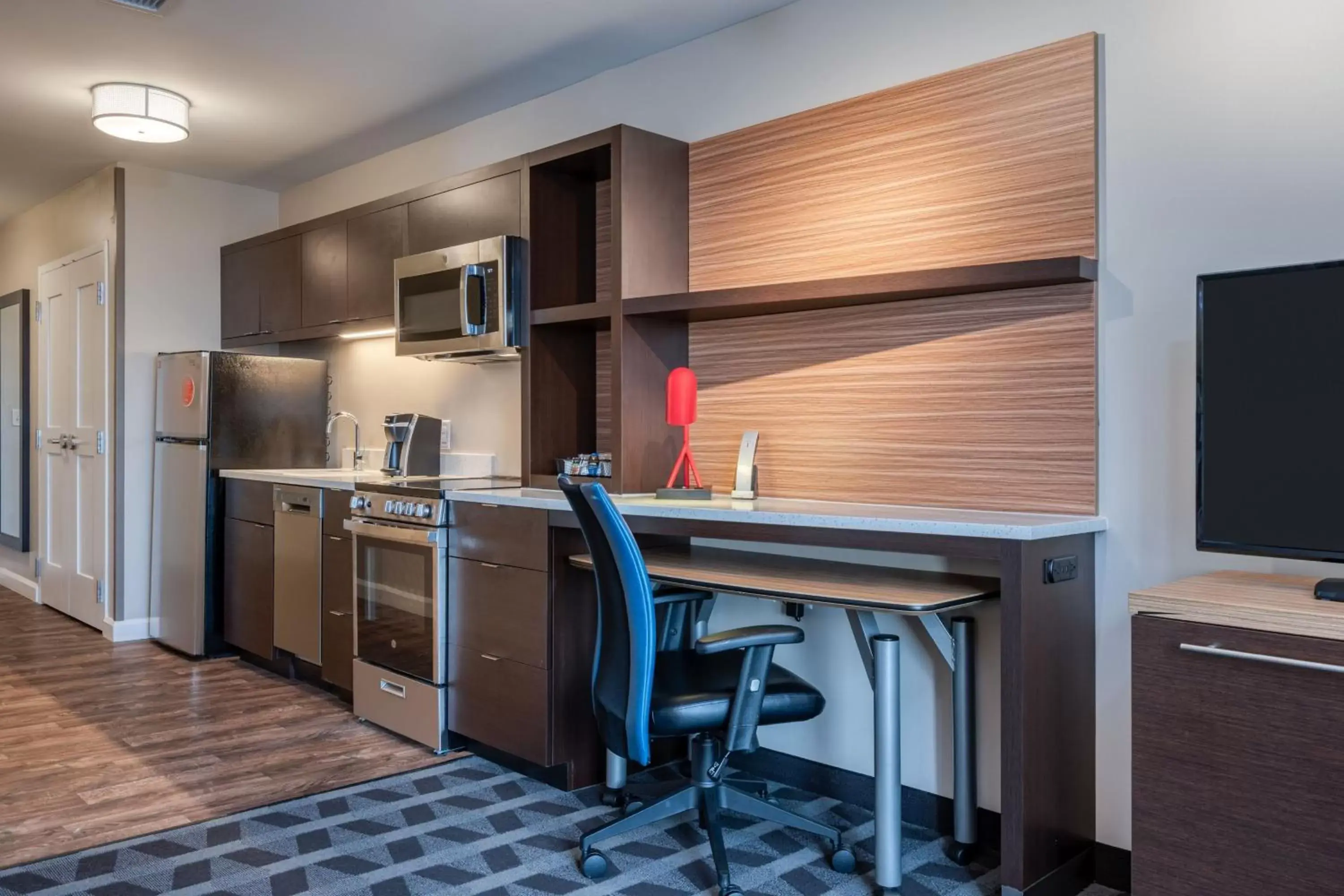 Photo of the whole room, Kitchen/Kitchenette in TownePlace Suites by Marriott Indianapolis Airport