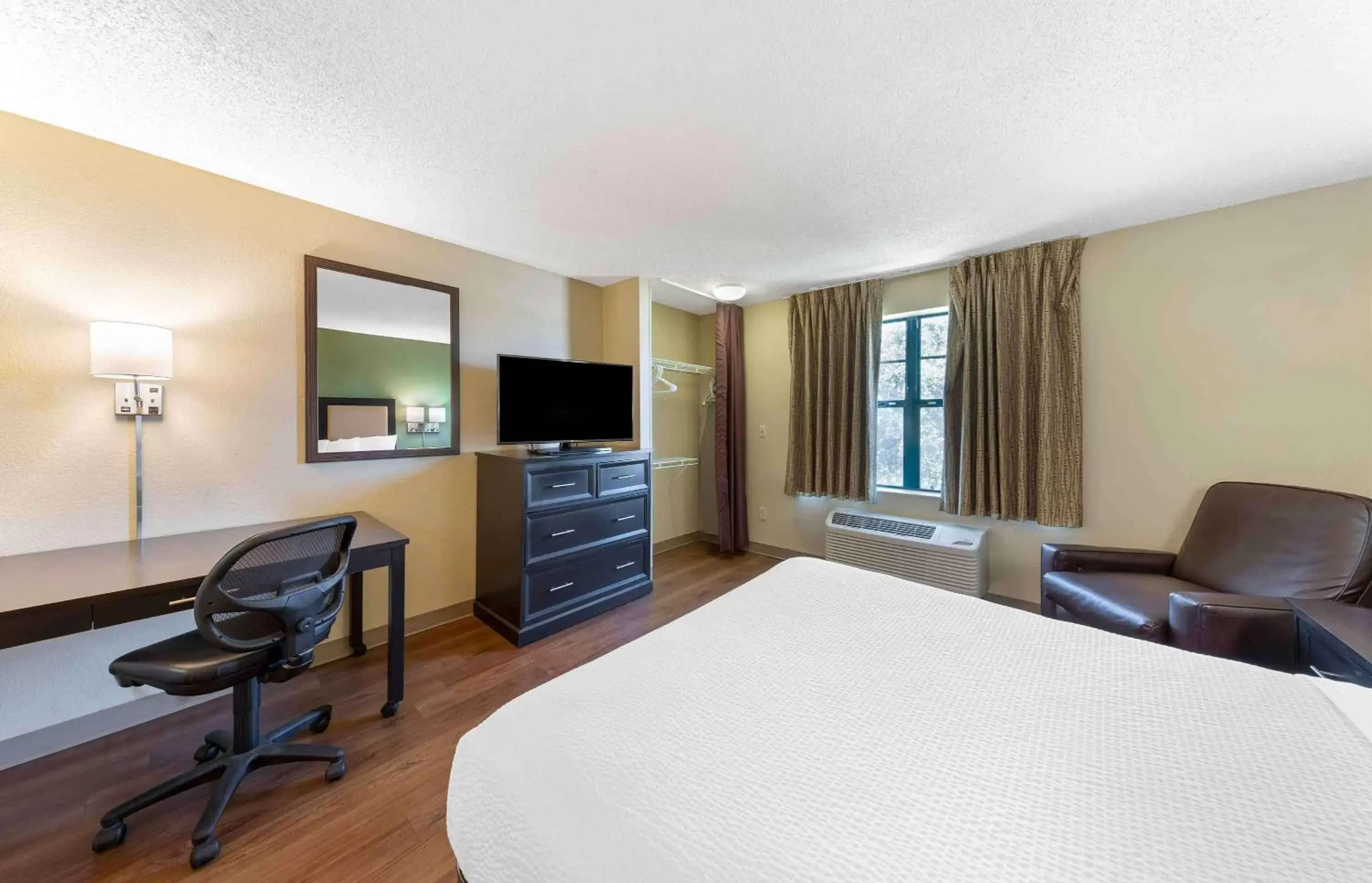Bedroom, TV/Entertainment Center in Extended Stay America Select Suites - Columbia - Gateway Drive