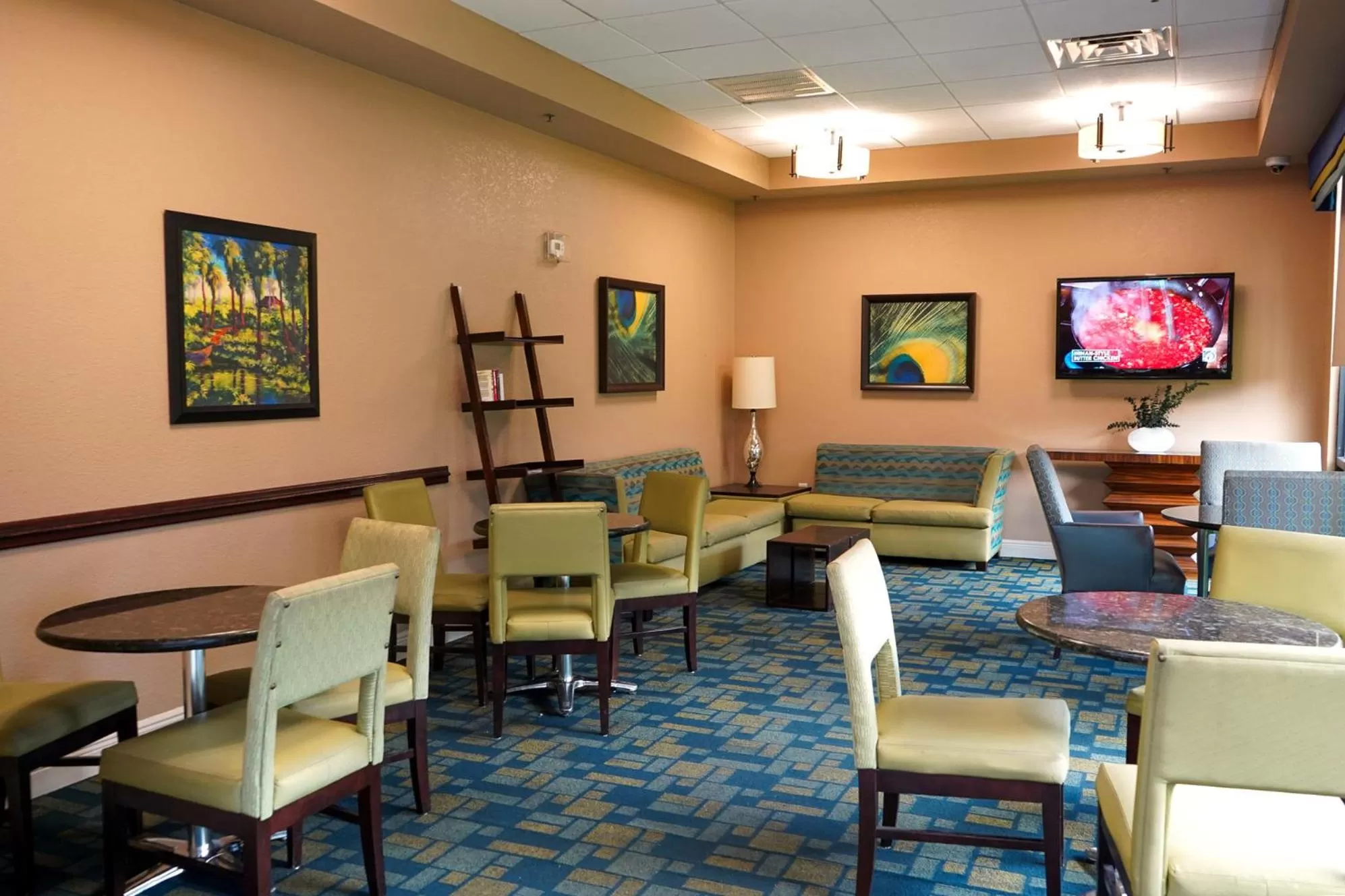 Communal lounge/ TV room in Rosen Inn International Near The Parks
