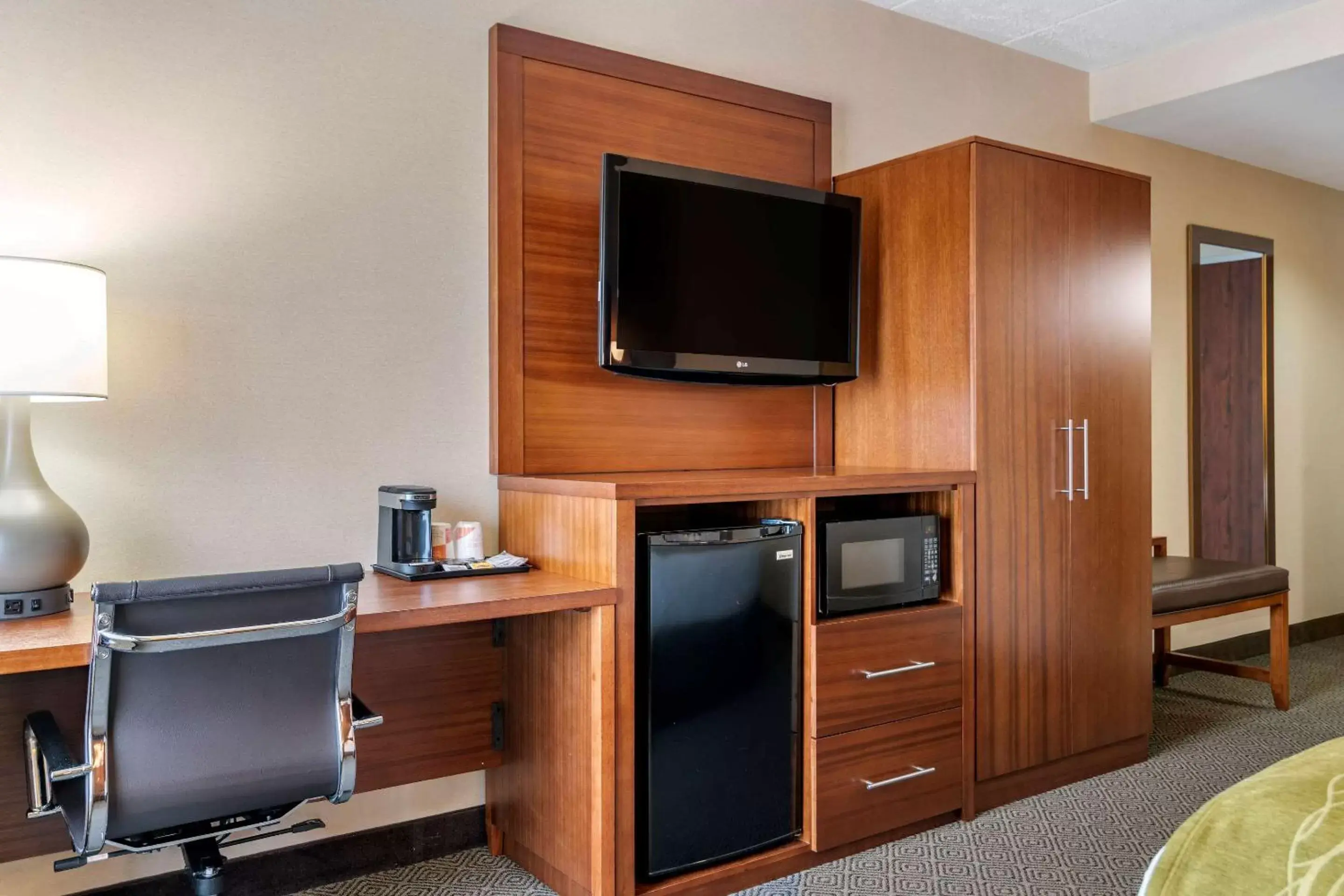 Photo of the whole room, TV/Entertainment Center in Comfort Inn Airport Manchester