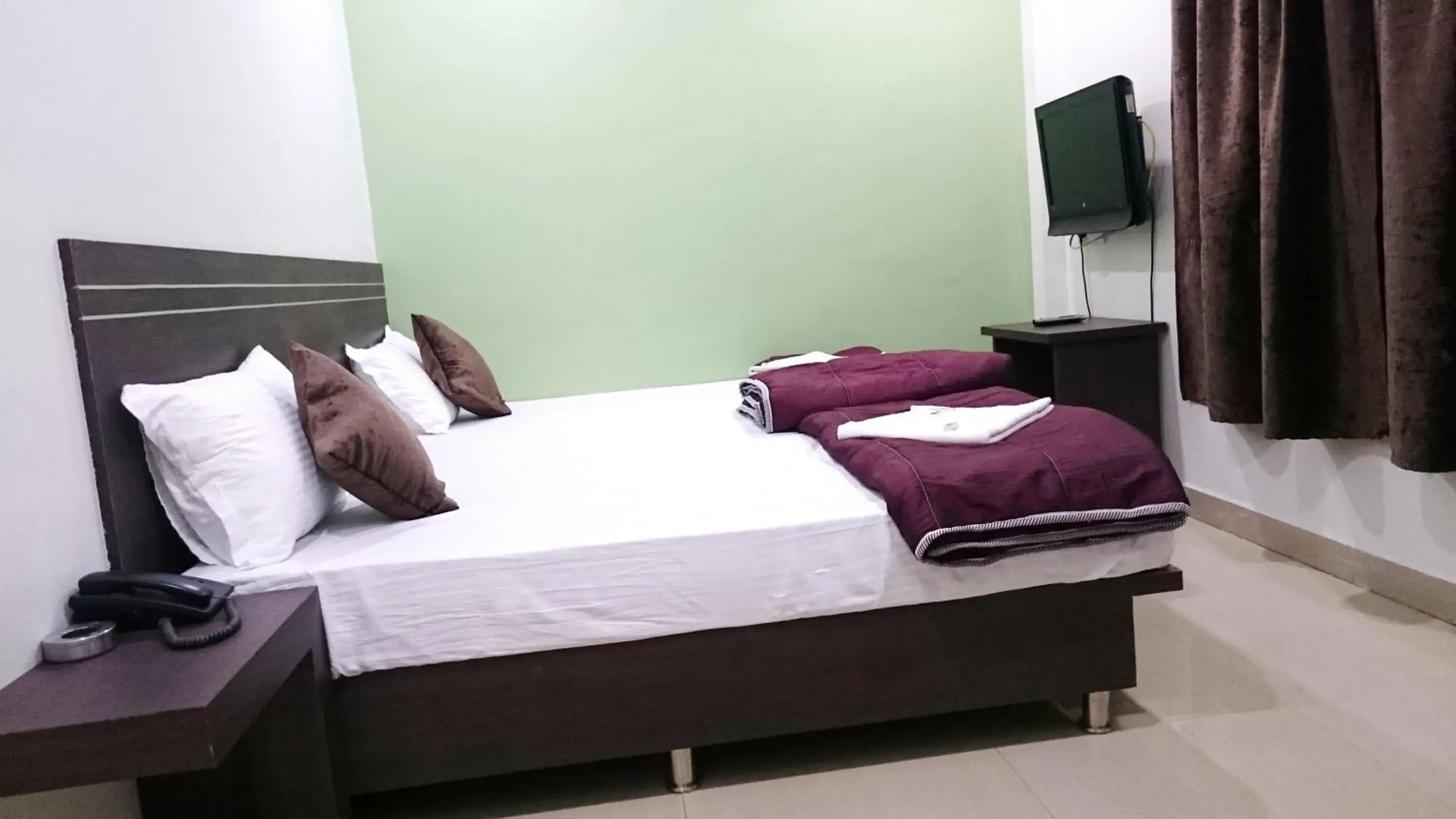 cot, Bed in Hotel Preetam