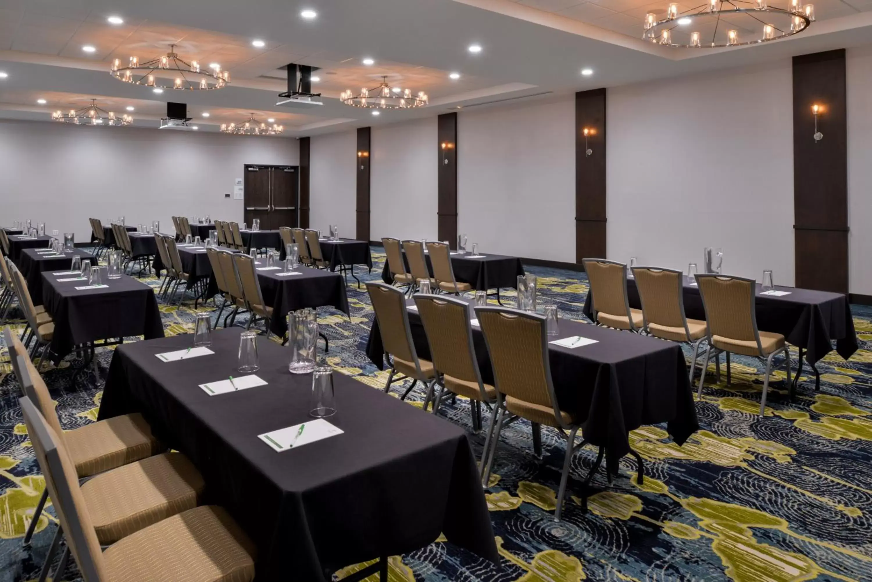 Meeting/conference room in Holiday Inn & Suites - Farmington Hills - Detroit NW, an IHG Hotel