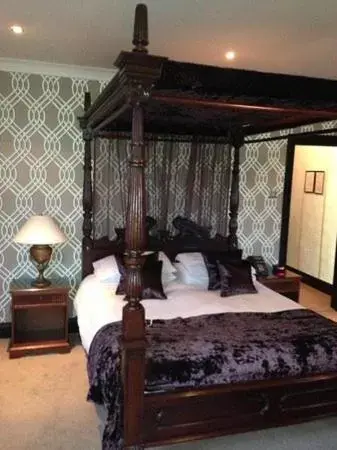 Bed in The Popinjay Hotel