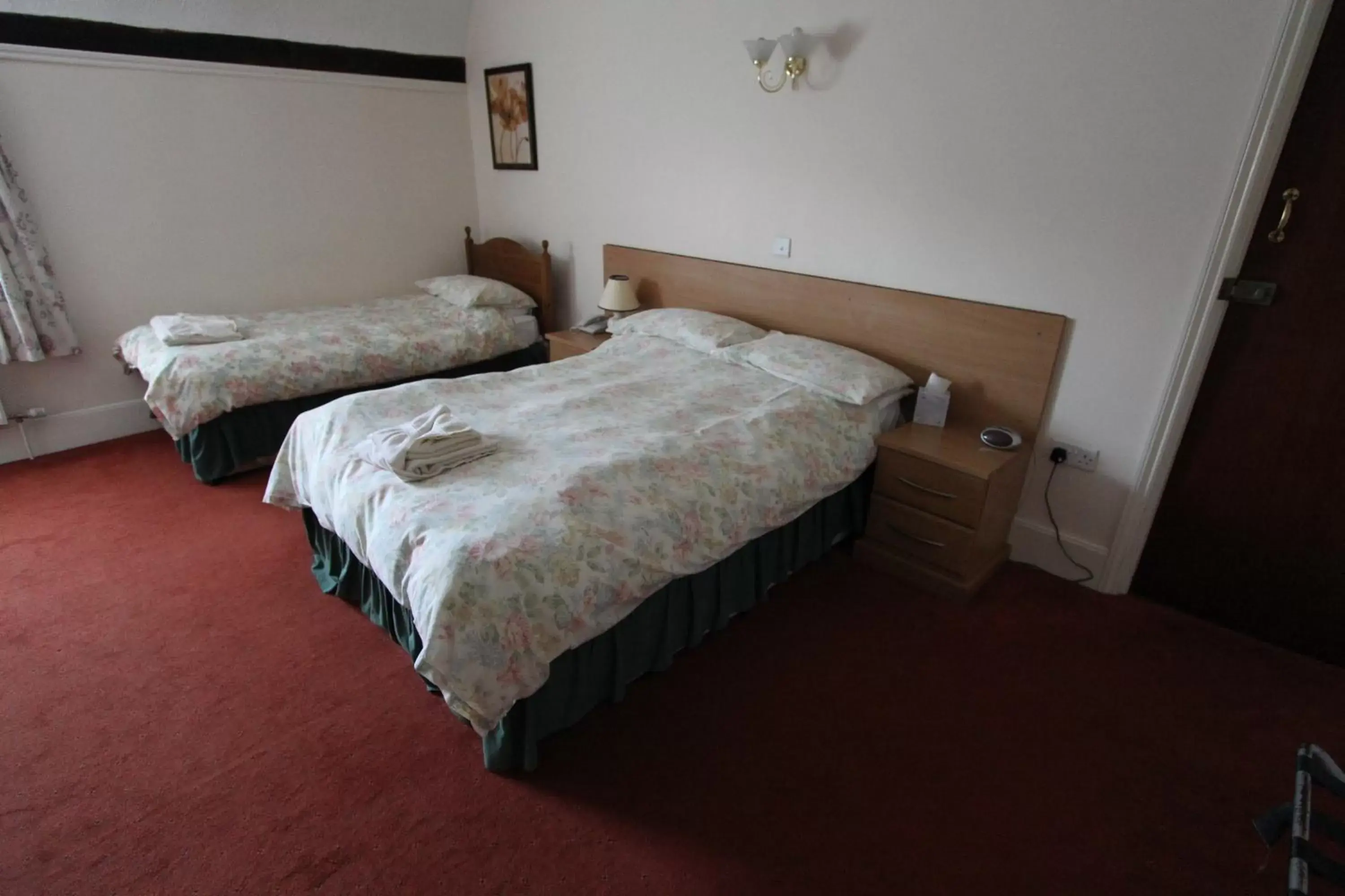 Photo of the whole room, Bed in The Cedars Hotel