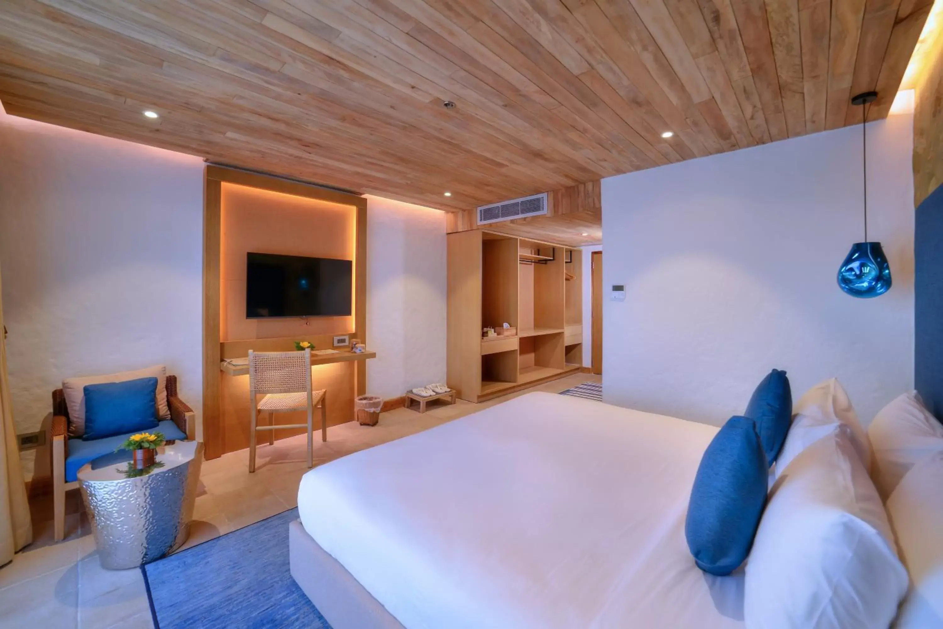 Bedroom, TV/Entertainment Center in Hotel Barahi