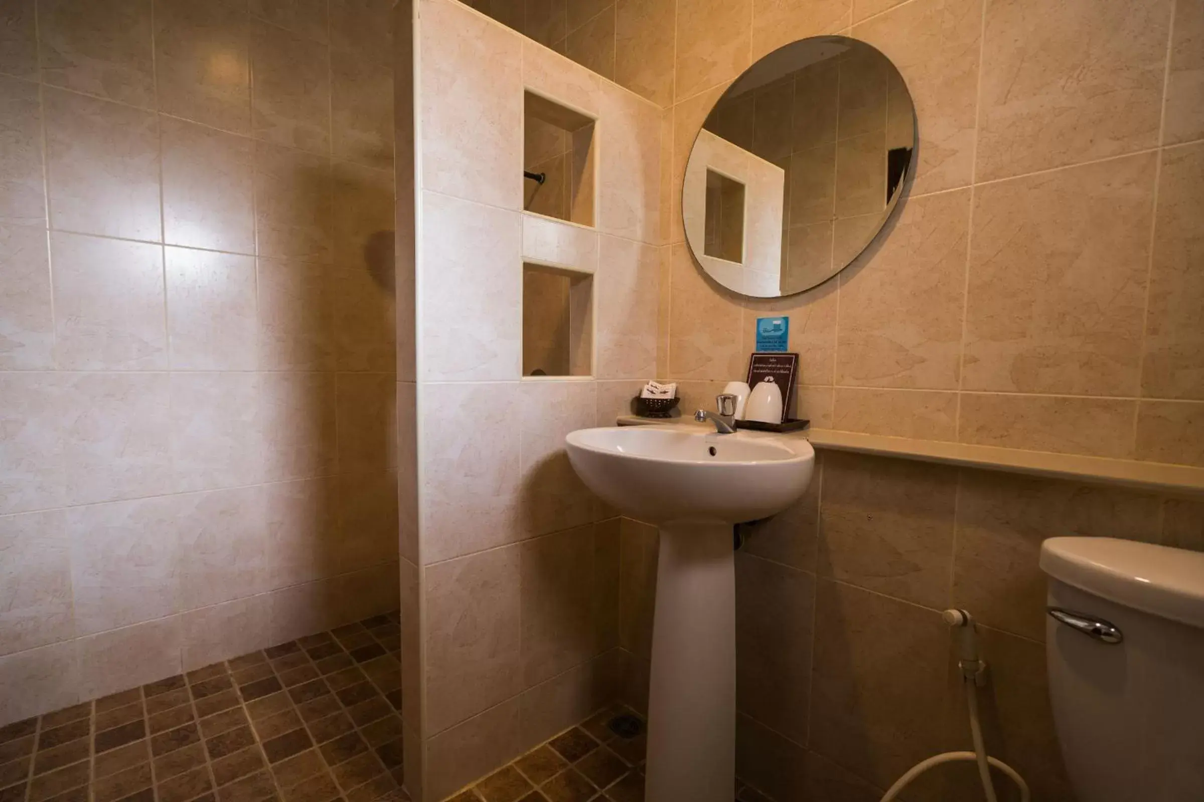 Bathroom in Maikaew Damnoen Resort