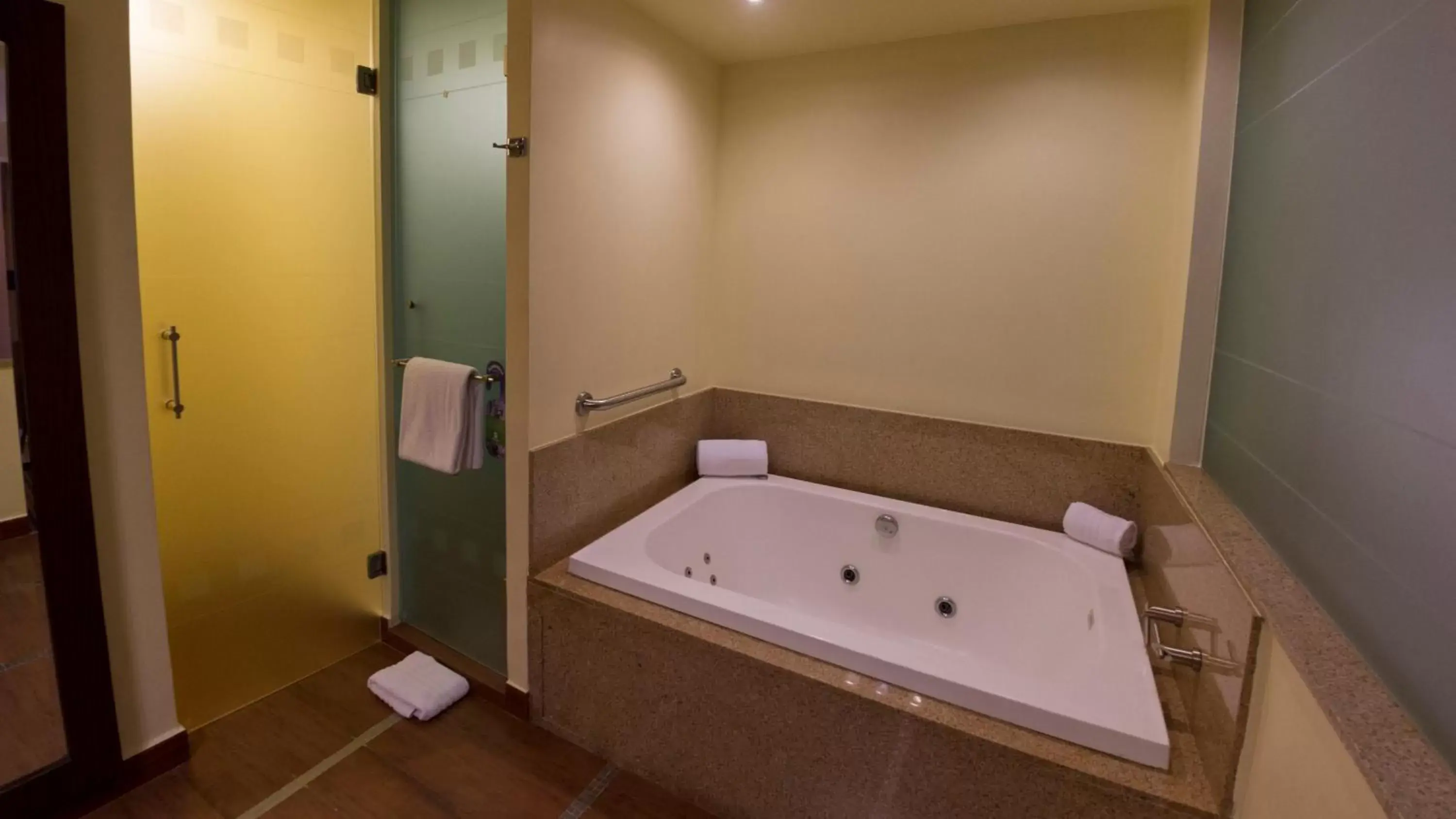 Bedroom, Bathroom in Holiday Inn Mexico City-Plaza Universidad, an IHG Hotel