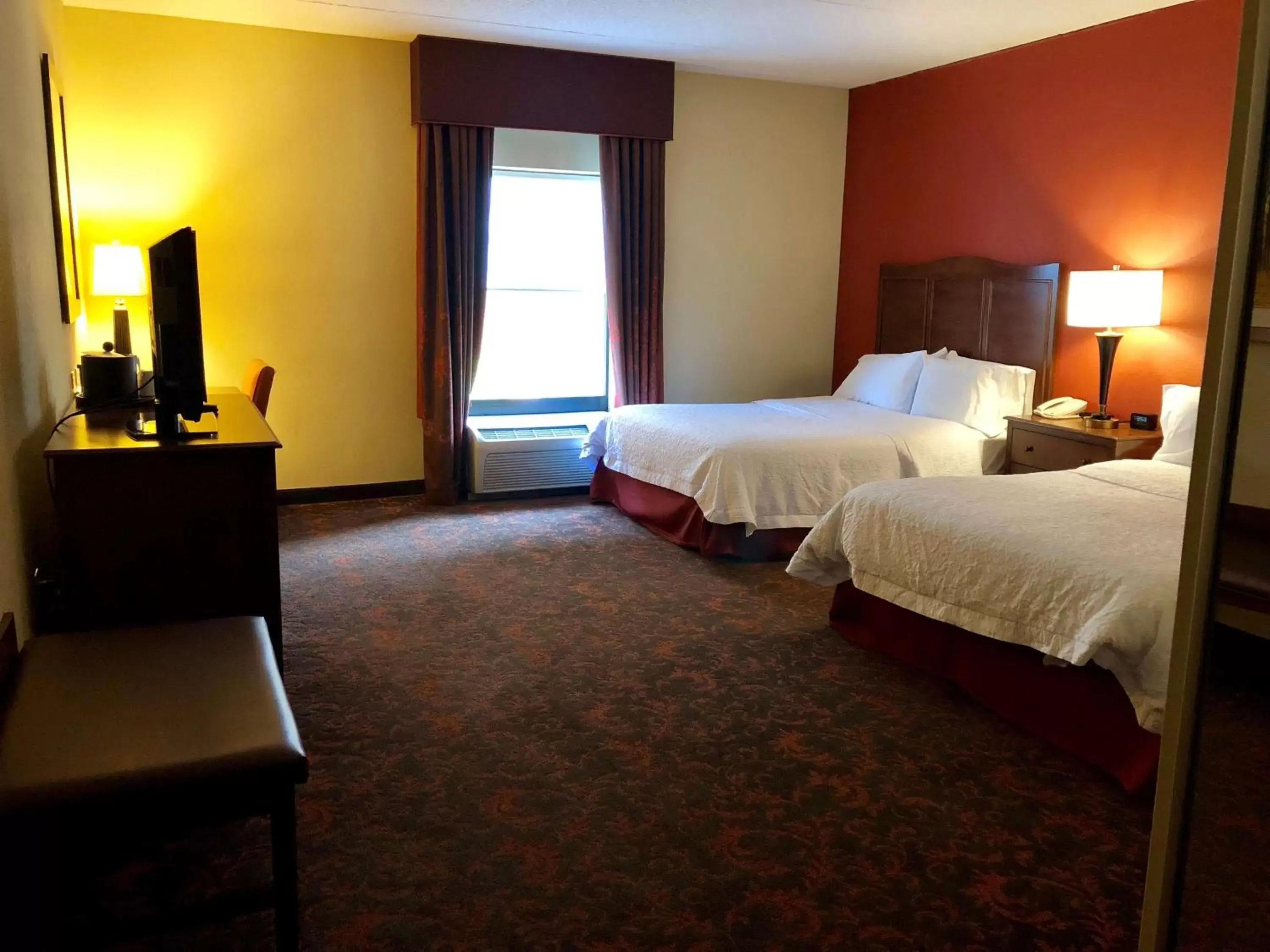 Bedroom, Bed in Hampton Inn and Suites Woodstock, Virginia