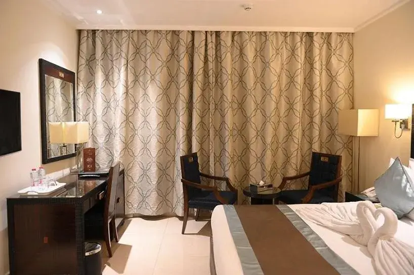 Bedroom, TV/Entertainment Center in Smana Hotel Al Raffa