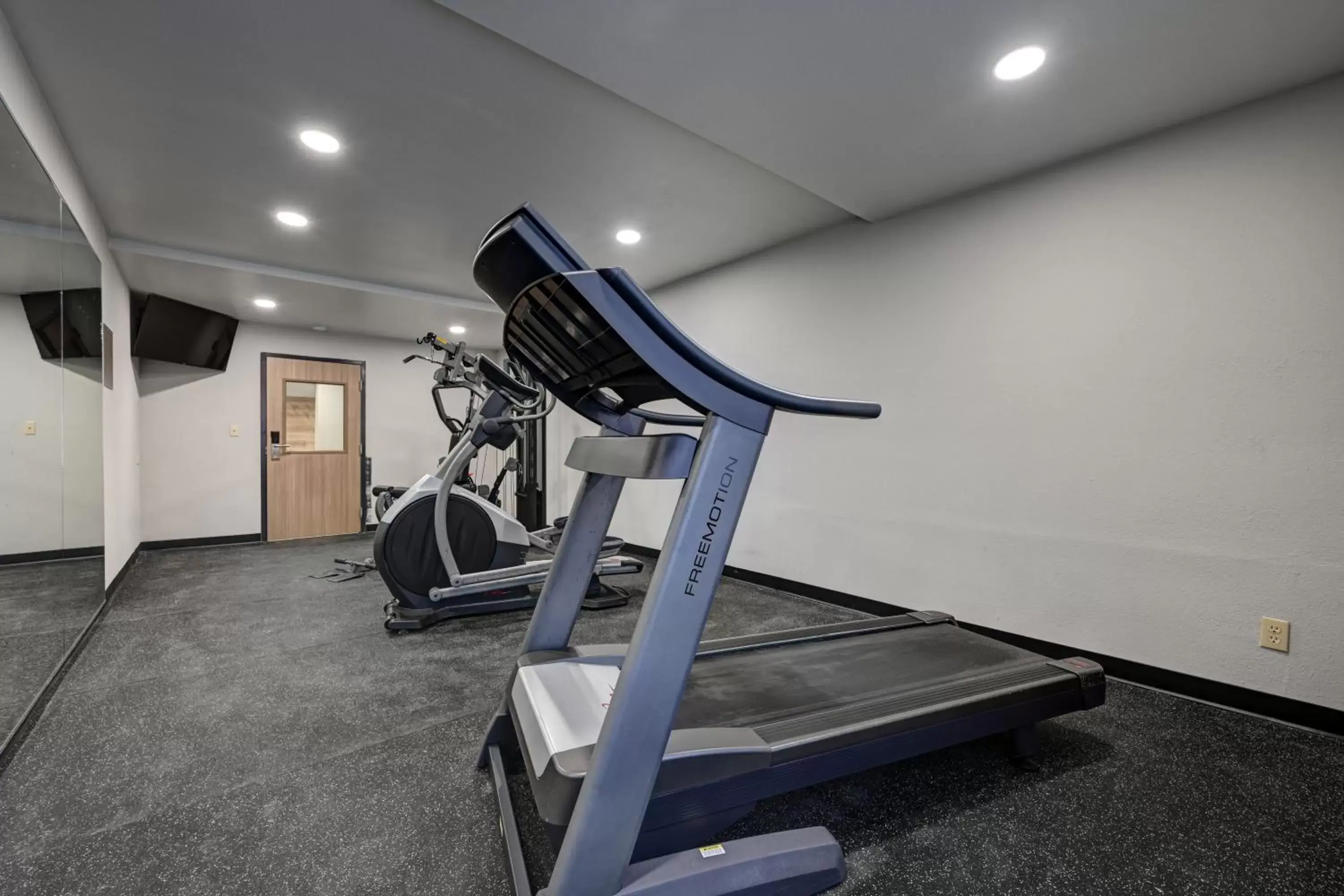 Fitness Center/Facilities in Country Inn & Suites by Radisson, Pierre, SD