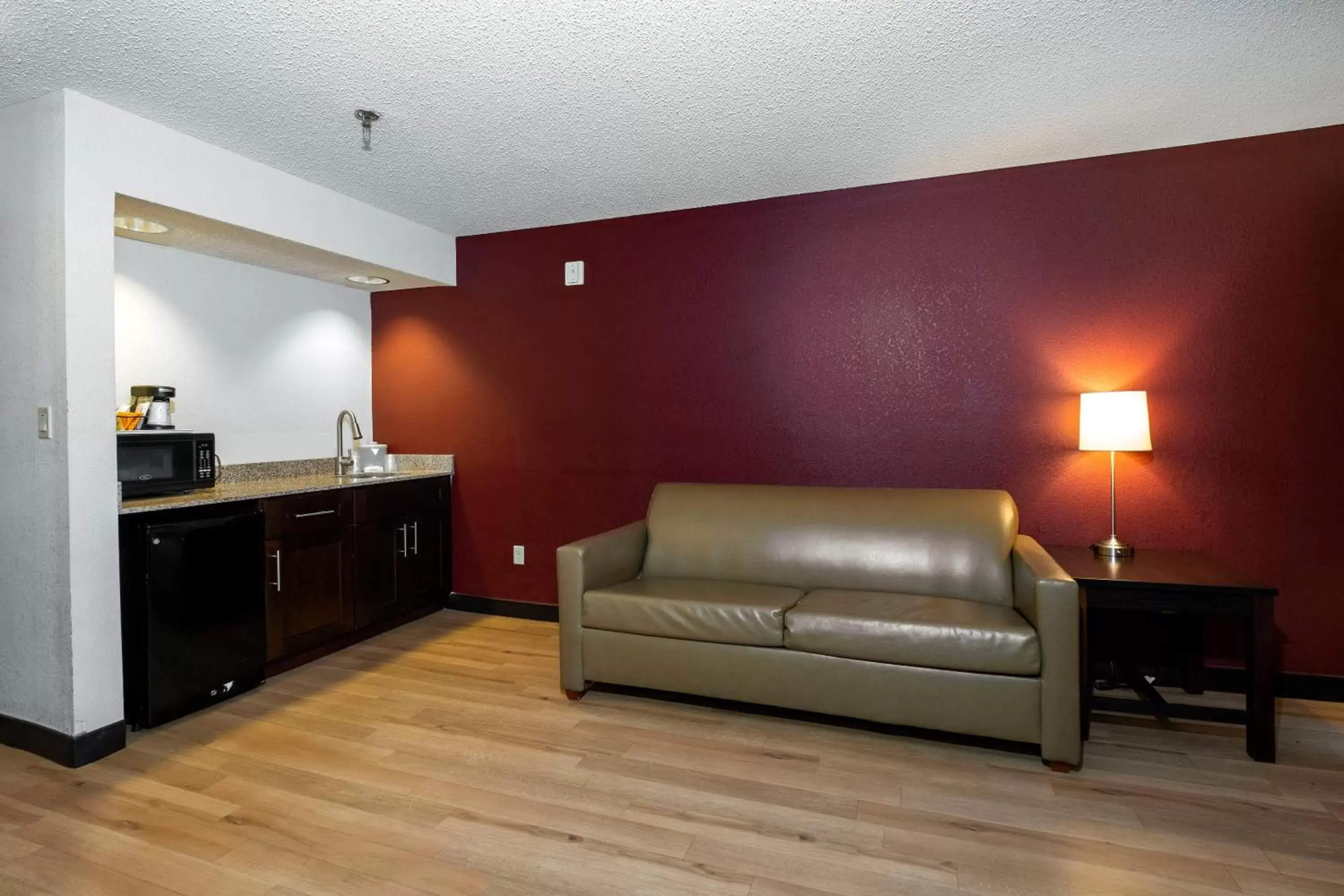 Photo of the whole room, Seating Area in Red Roof Inn & Suites Dover Downtown