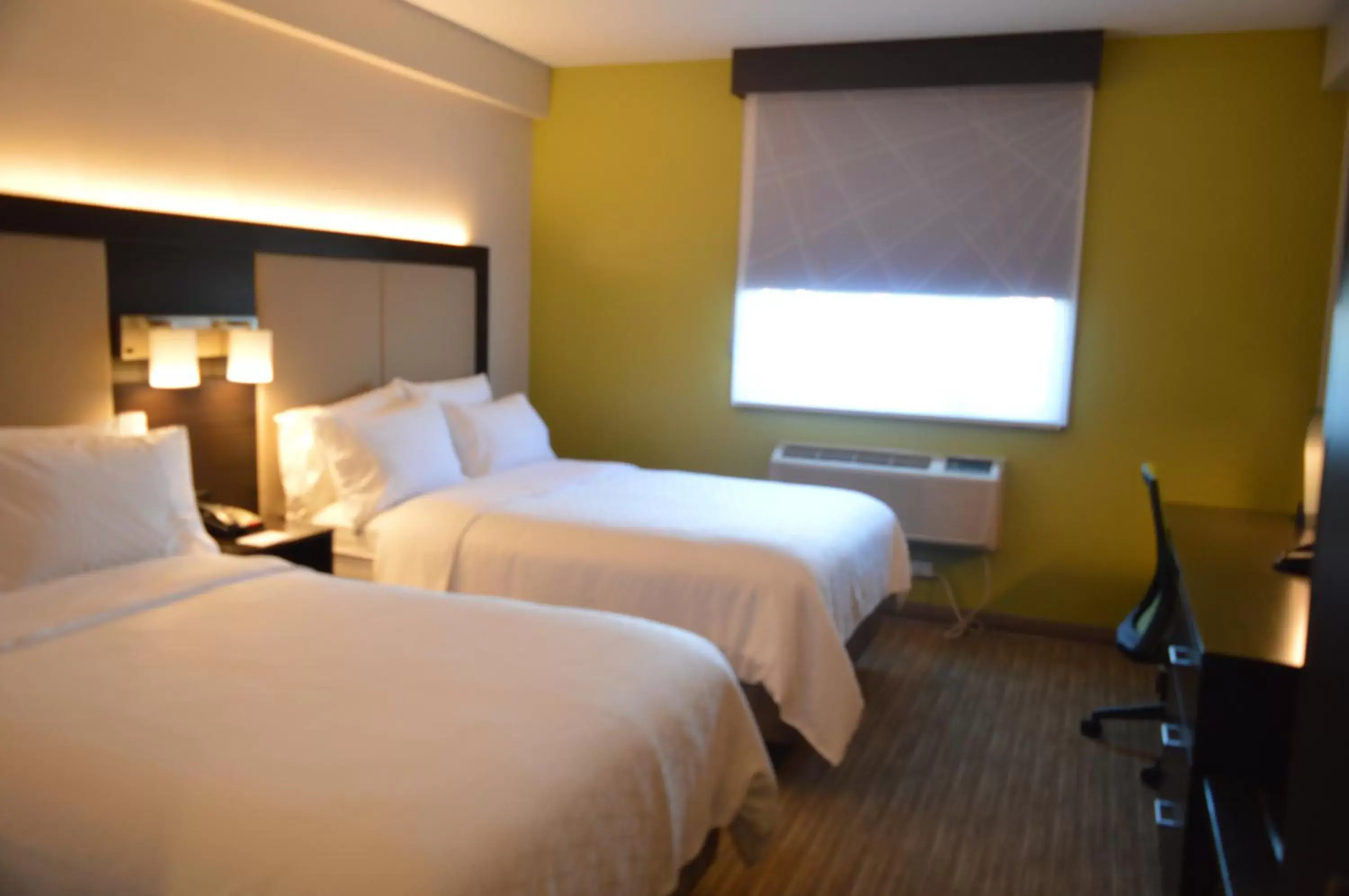 Photo of the whole room, Bed in Holiday Inn Express Maspeth, an IHG Hotel
