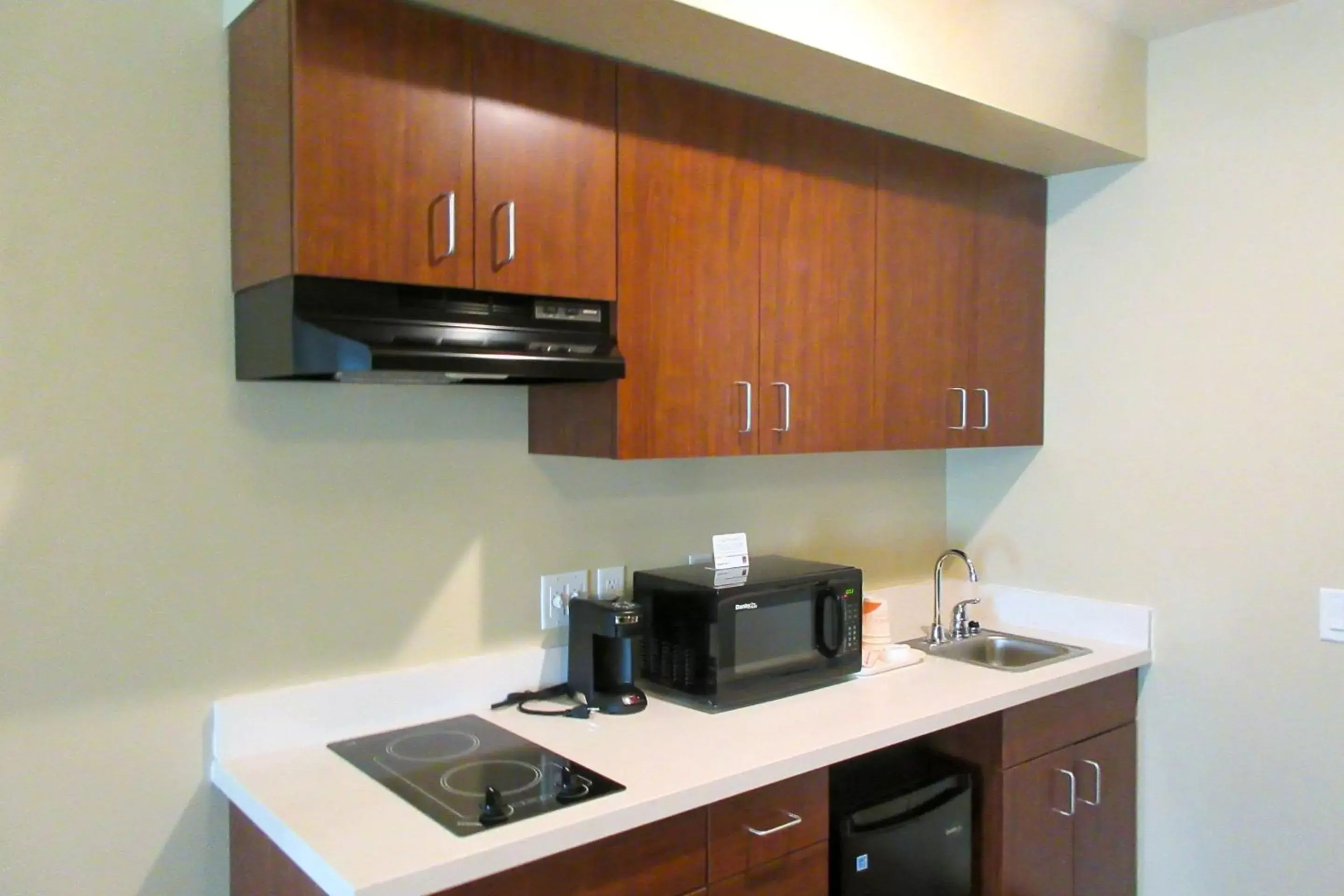 Photo of the whole room, Kitchen/Kitchenette in Comfort Inn & Suites