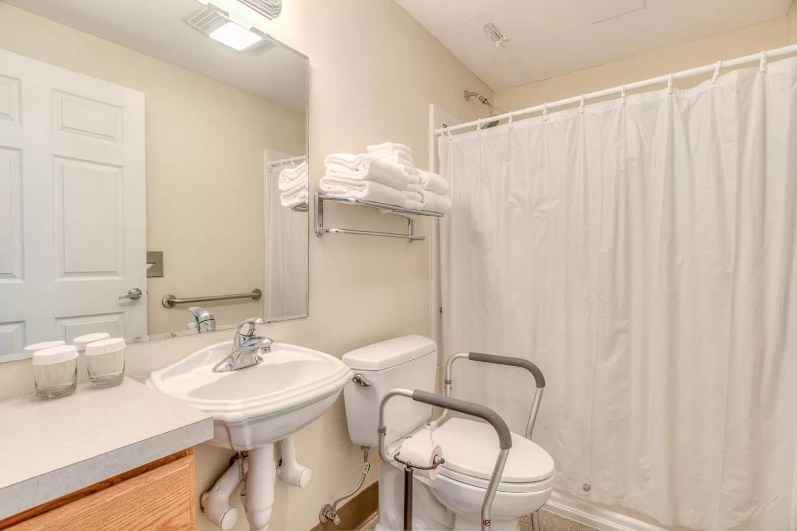 Shower, Bathroom in D Sands Rentals