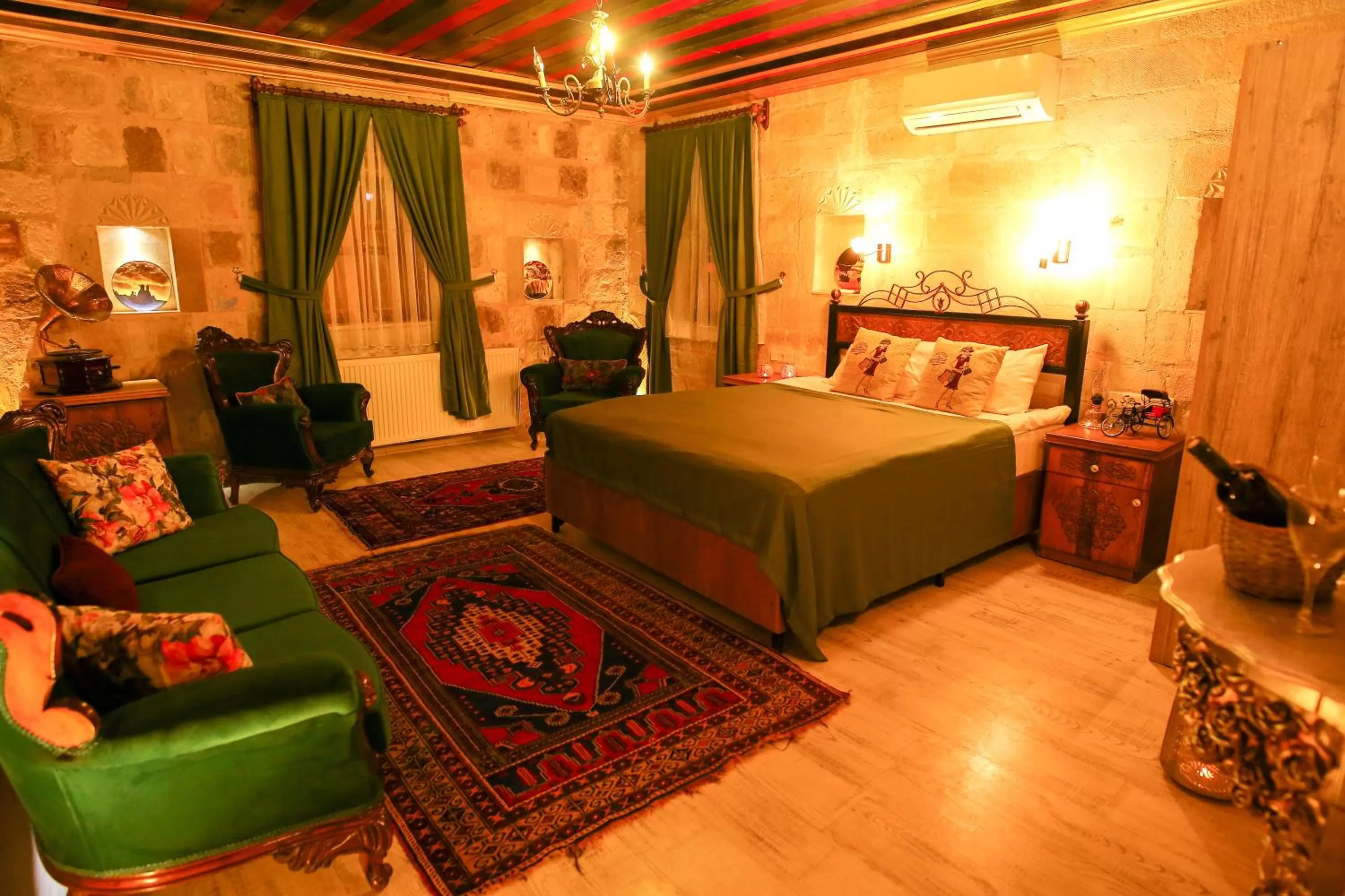 109 QUEEN SUITE in Bedrock Cave Hotel