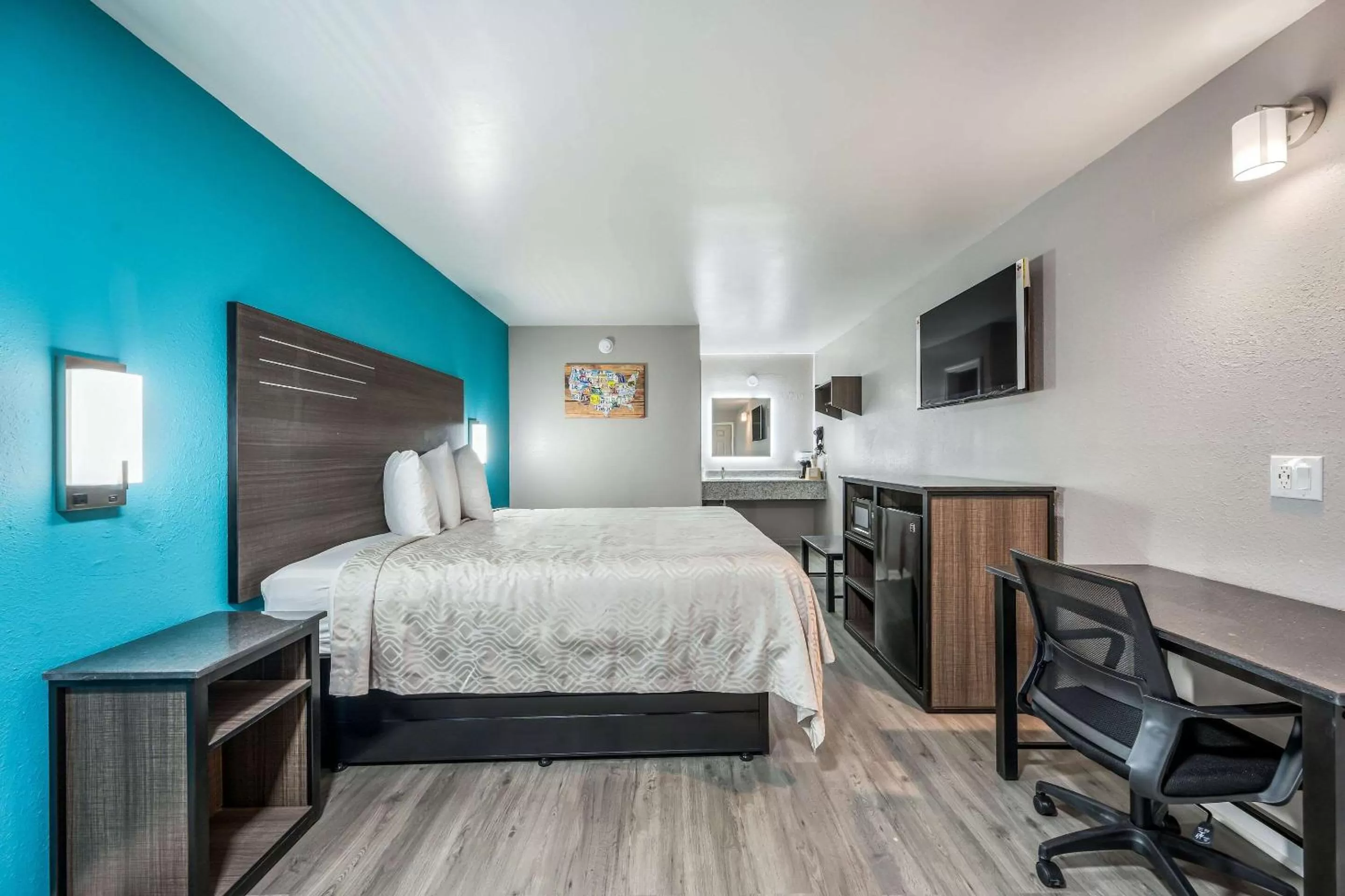 Photo of the whole room, Bed in Econo Lodge Russellville