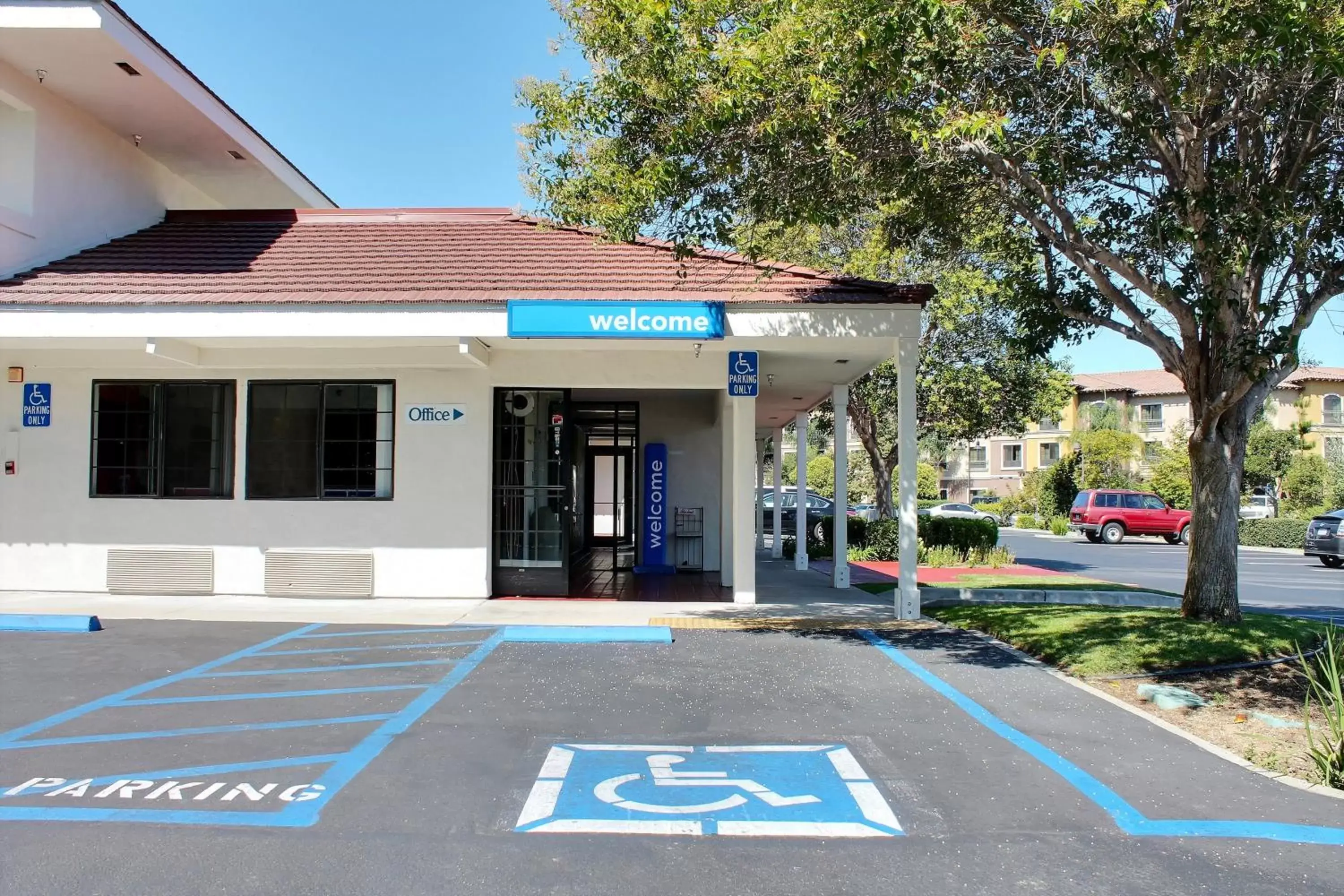 Facade/entrance in Motel 6-San Luis Obispo, CA - South