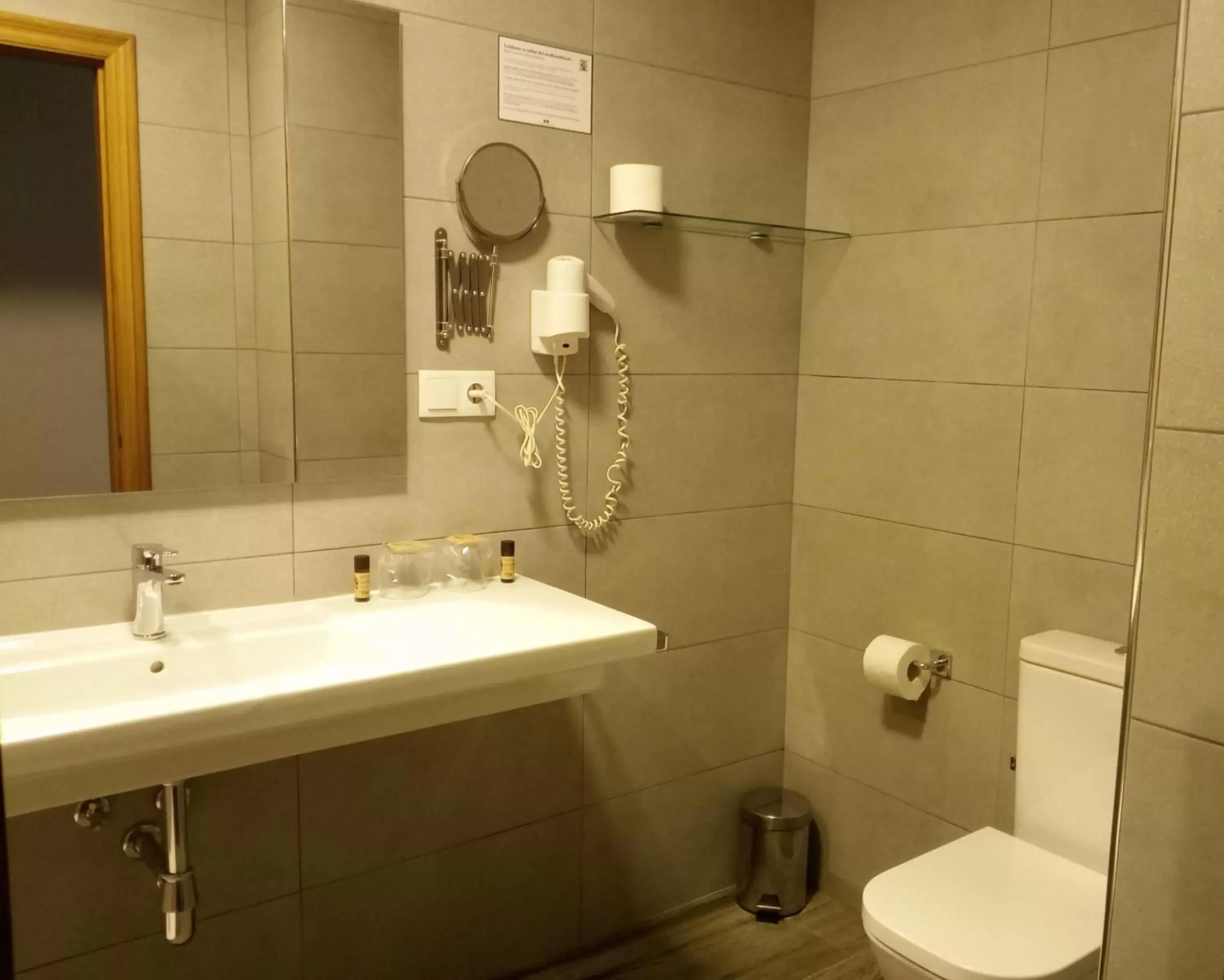 Bathroom in Hotel Ribeira Sacra